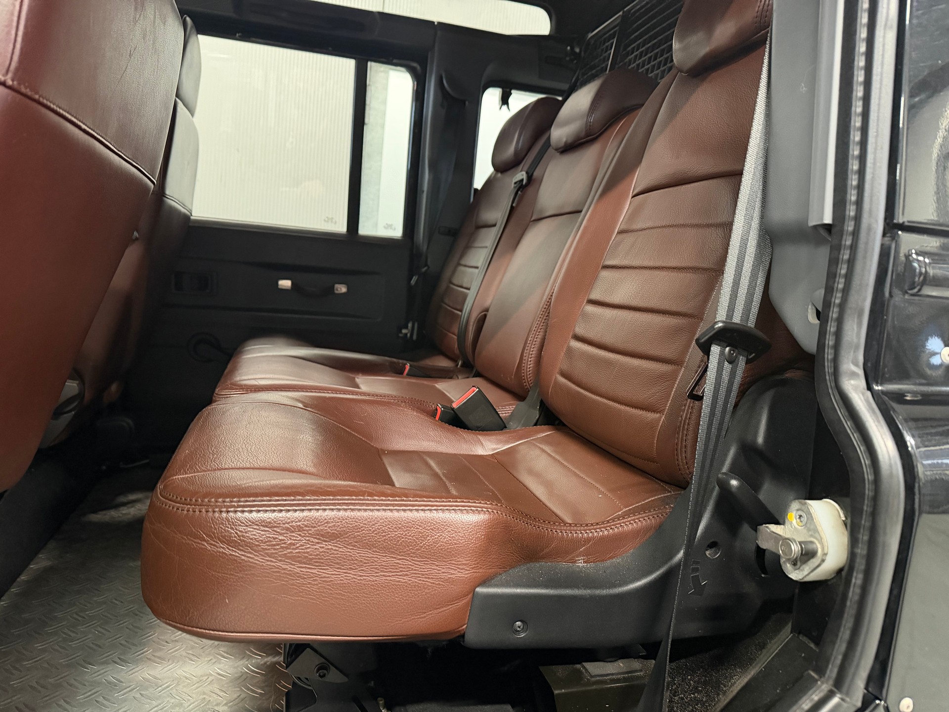 LAND ROVER Defender 110 SW 2.4Tdc Black Pearl-image-11