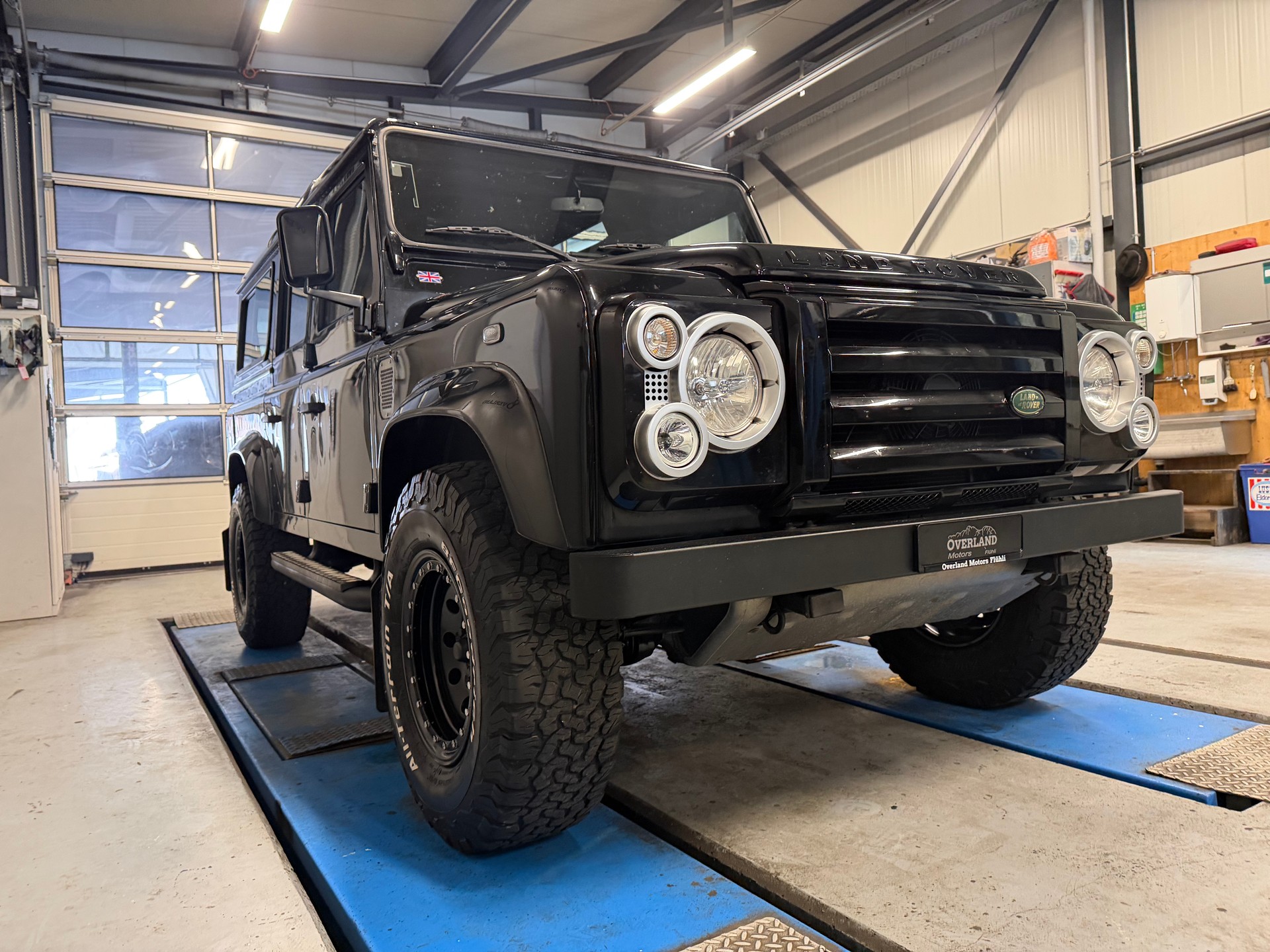 LAND ROVER Defender 110 SW 2.4Tdc Black Pearl-image-6