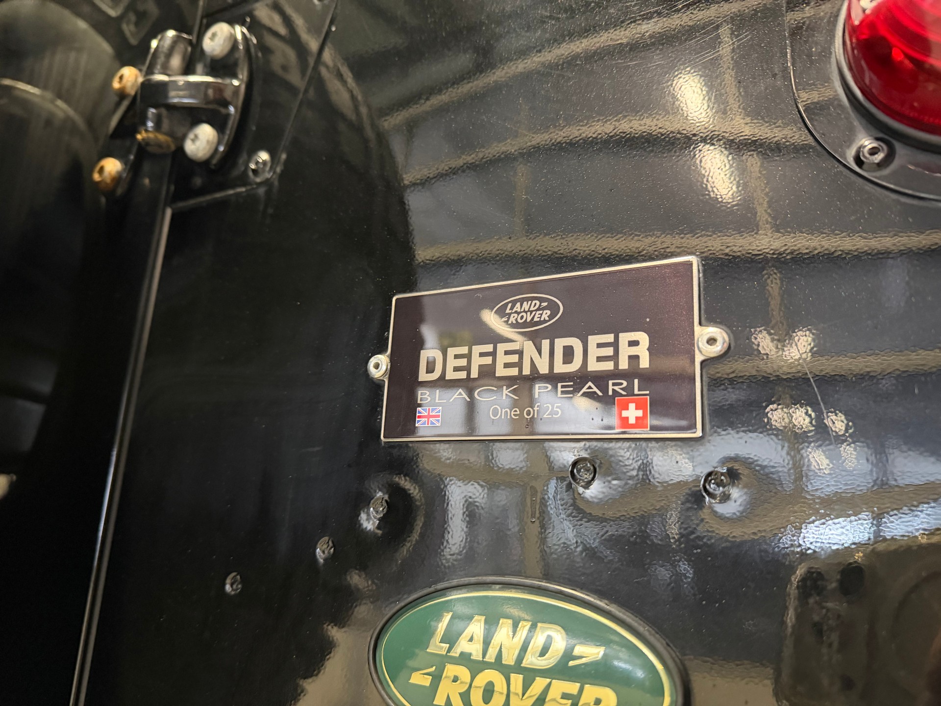 LAND ROVER Defender 110 SW 2.4Tdc Black Pearl-image-5