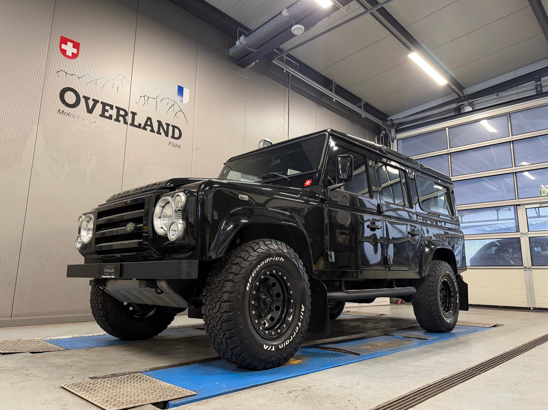 LAND ROVER Defender 110 SW 2.4Tdc Black Pearl-image-17