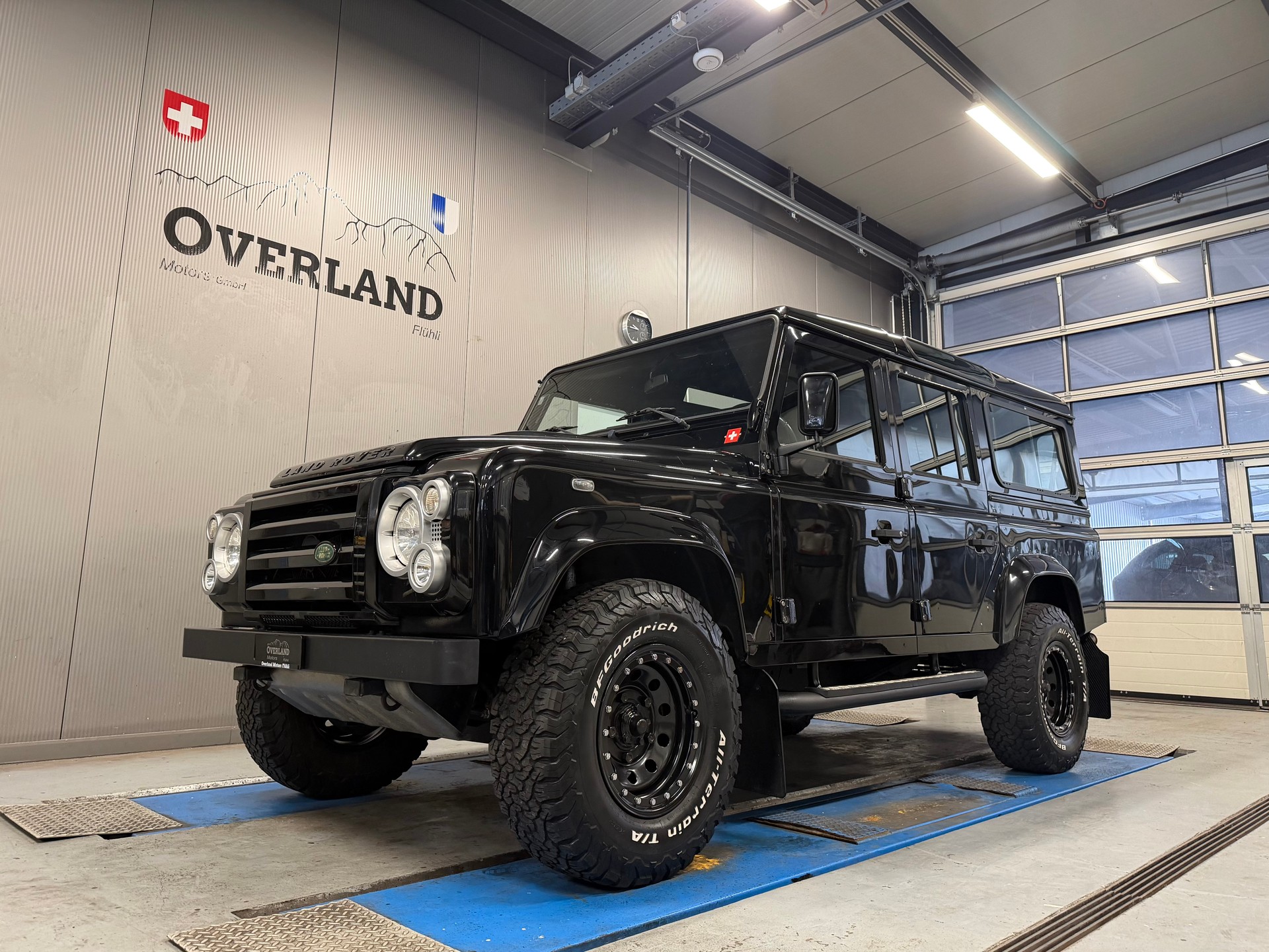 LAND ROVER Defender 110 SW 2.4Tdc Black Pearl-image-8