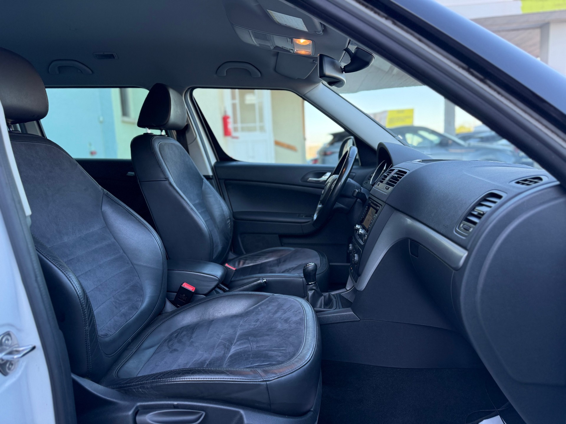 SKODA Yeti 1.8 TSI Elegance 4x4-image-12