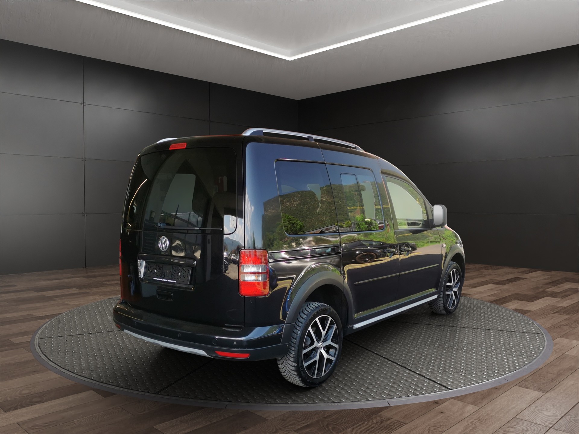 VW CaddyCross Tramp 2.0 TDI 4Motion-image-5