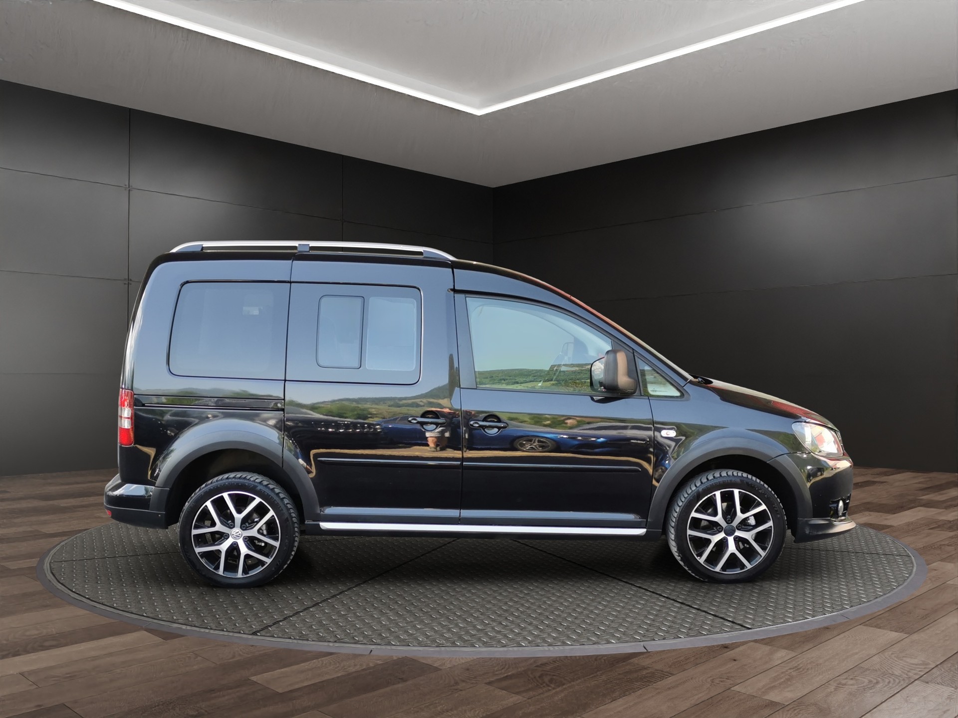 VW CaddyCross Tramp 2.0 TDI 4Motion-image-4