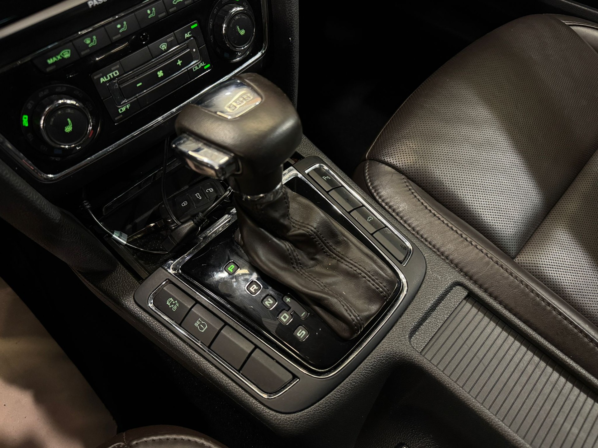 SKODA Superb Combi 2.0 TSI Elegance DSG-image-12