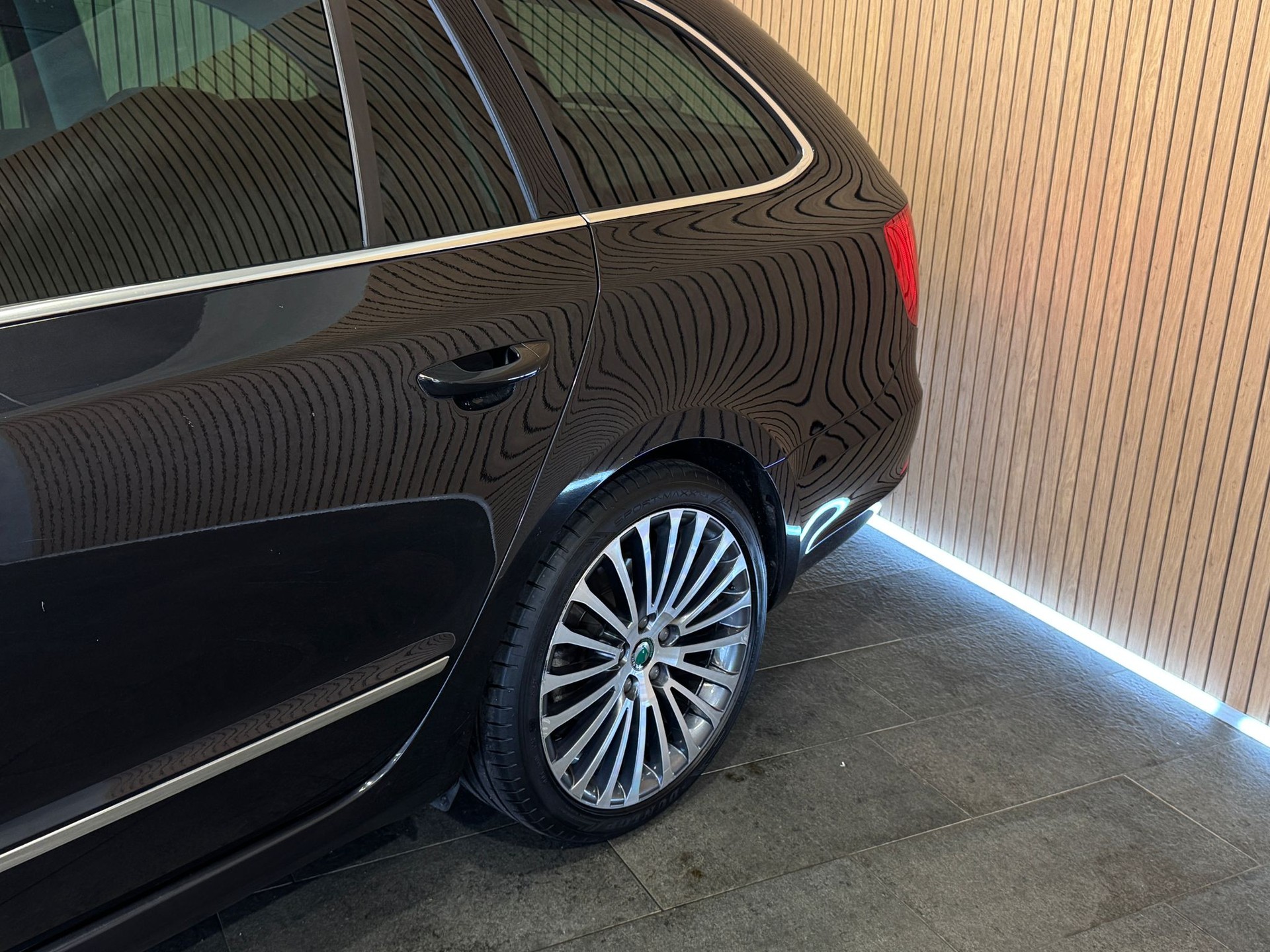 SKODA Superb Combi 2.0 TSI Elegance DSG-image-5