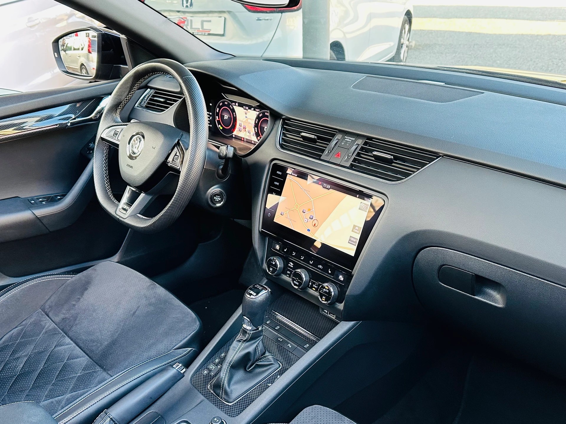 SKODA Octavia Combi 2.0 TSI RS DSG-image-11