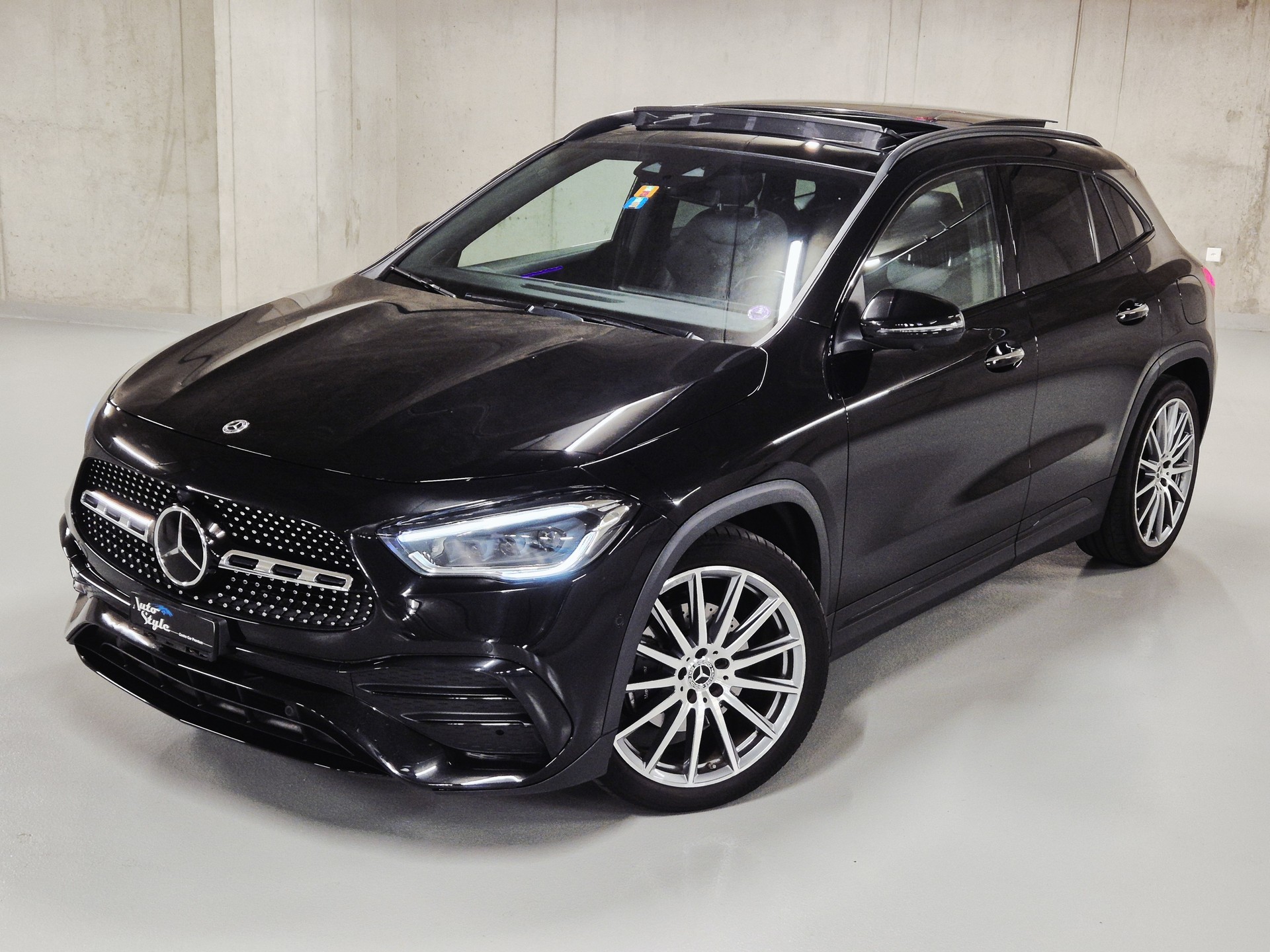MERCEDES-BENZ GLA 200 AMG Line 7G-DCT-showroom-element-1