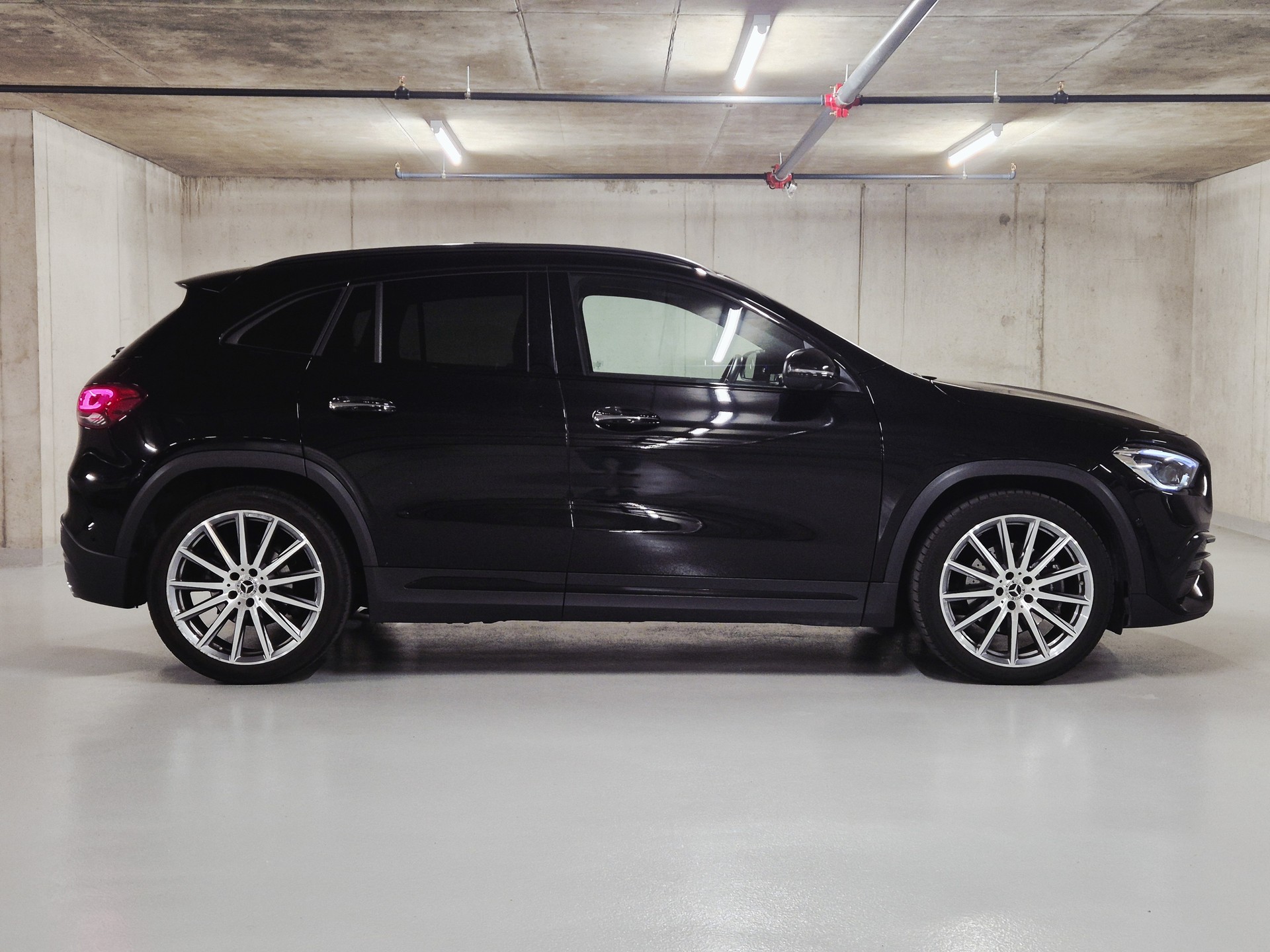 MERCEDES-BENZ GLA 200 AMG Line 7G-DCT-showroom-element-3