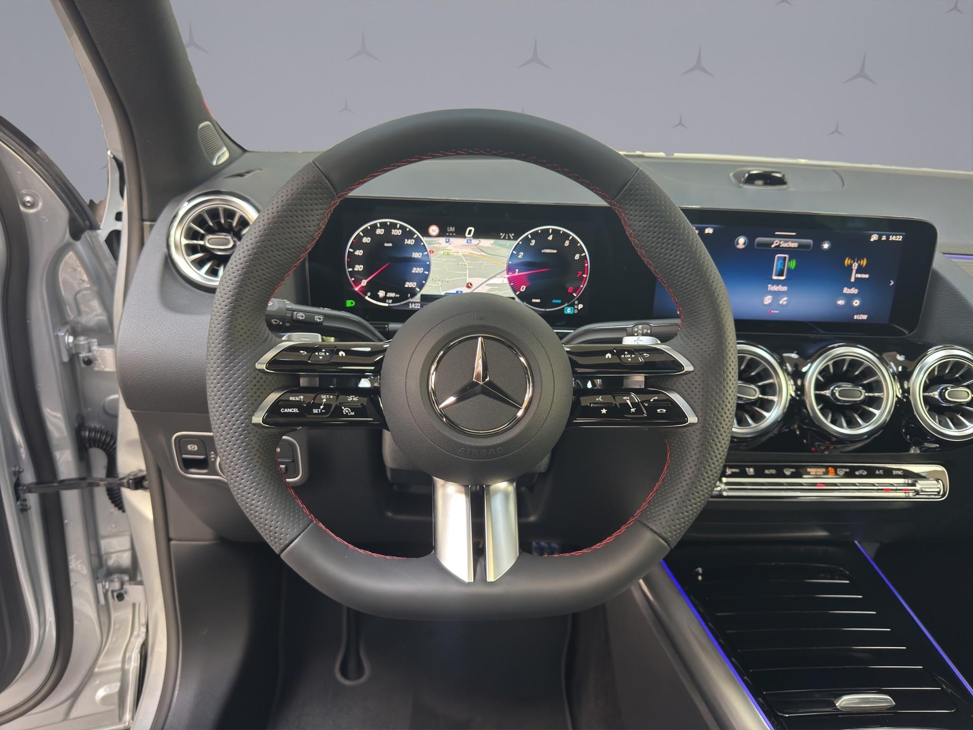 MERCEDES-BENZ GLA 250 Swiss Star AMG Line 4matic-image-11