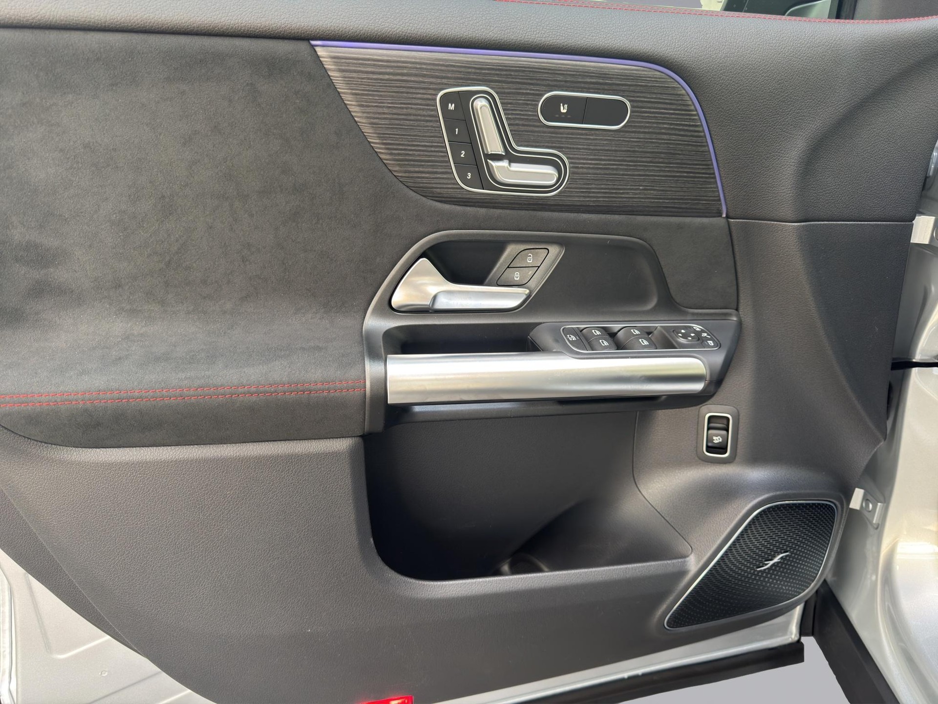 MERCEDES-BENZ GLA 250 Swiss Star AMG Line 4matic-image-14