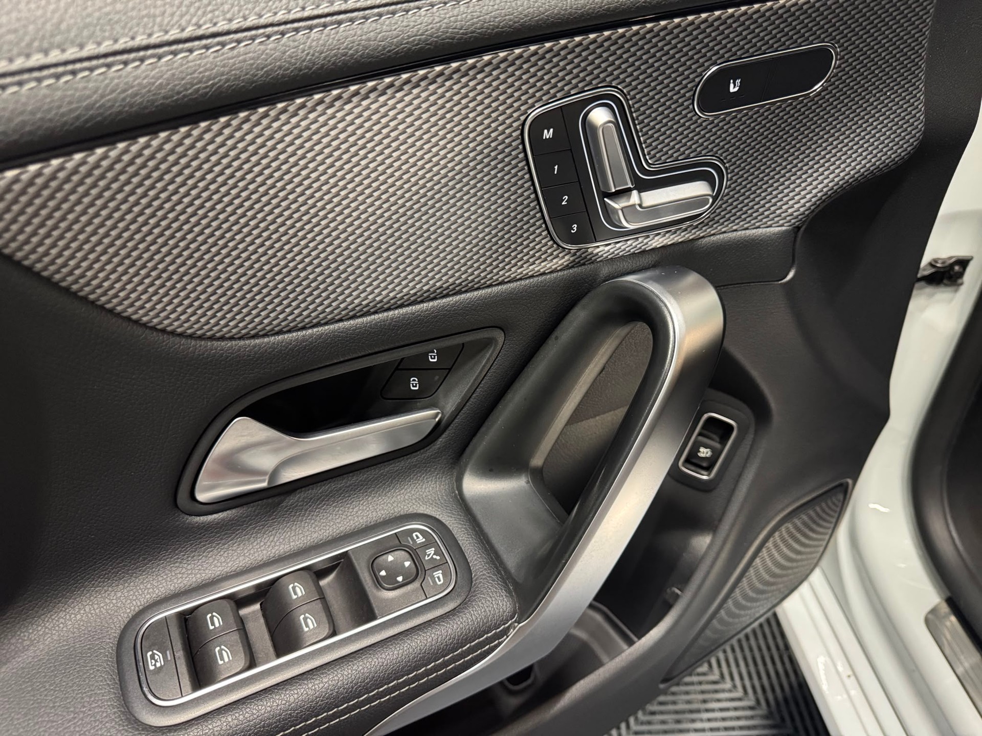 MERCEDES-BENZ CLA 180 Progressive Shooting Brake-image-14
