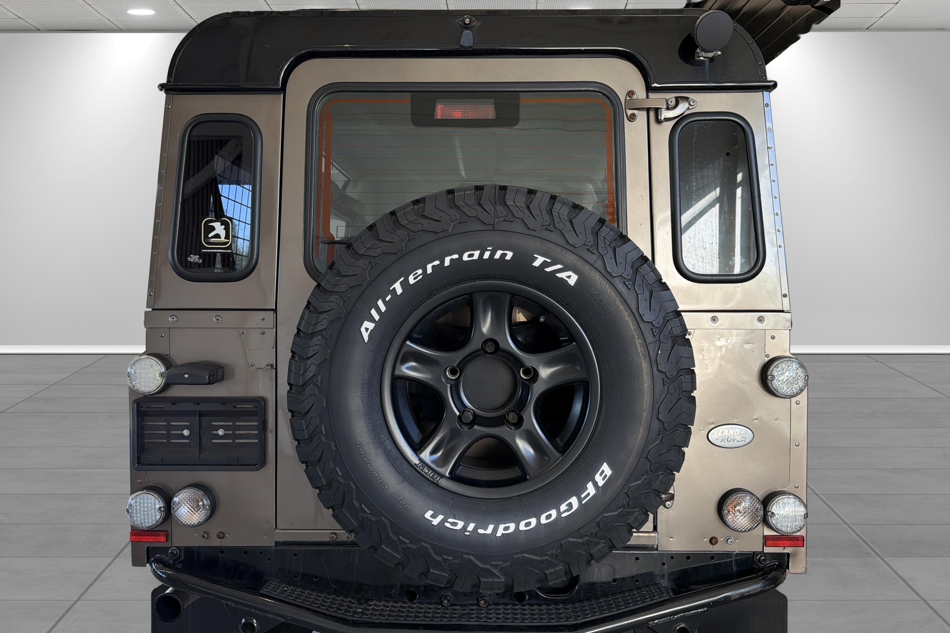 LAND ROVER Defender 110 2.4 Td4 Station Wagon-image-18