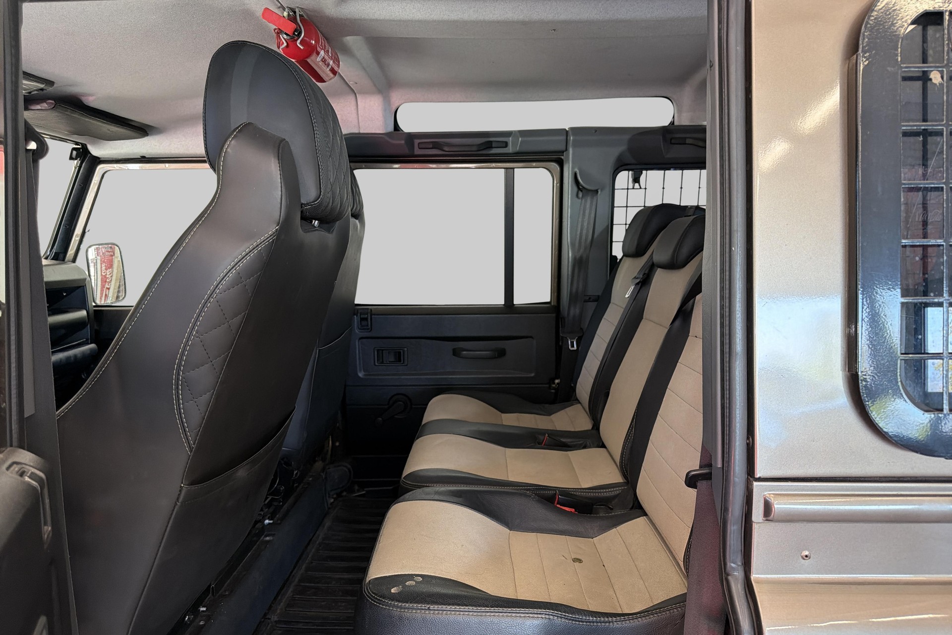 LAND ROVER Defender 110 2.4 Td4 Station Wagon-image-15