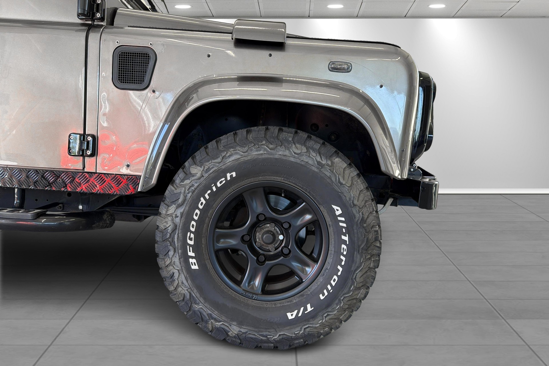 LAND ROVER Defender 110 2.4 Td4 Station Wagon-showroom-element-3
