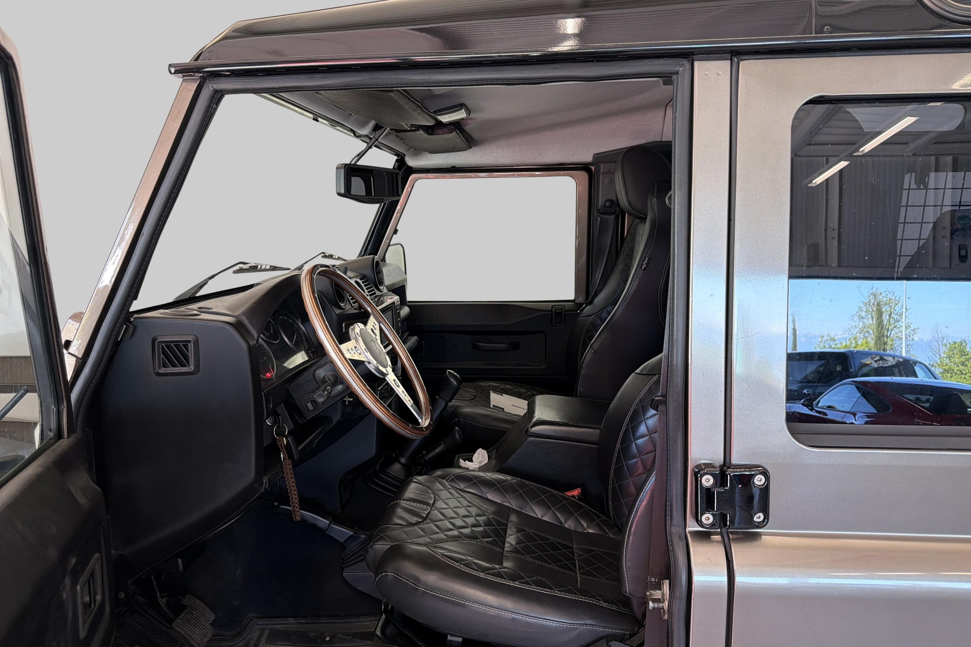 LAND ROVER Defender 110 2.4 Td4 Station Wagon-image-7