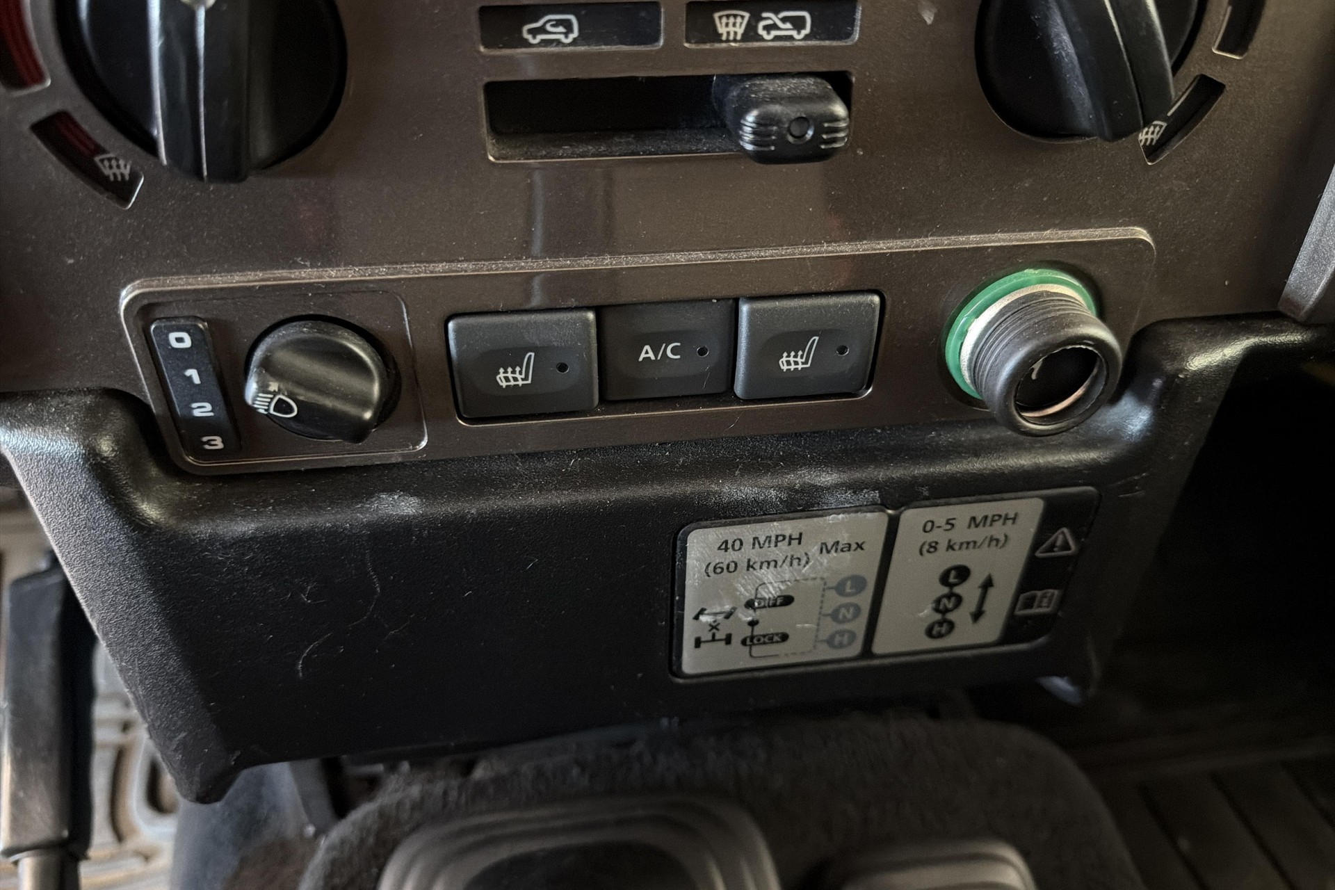 LAND ROVER Defender 110 2.4 Td4 Station Wagon-image-13