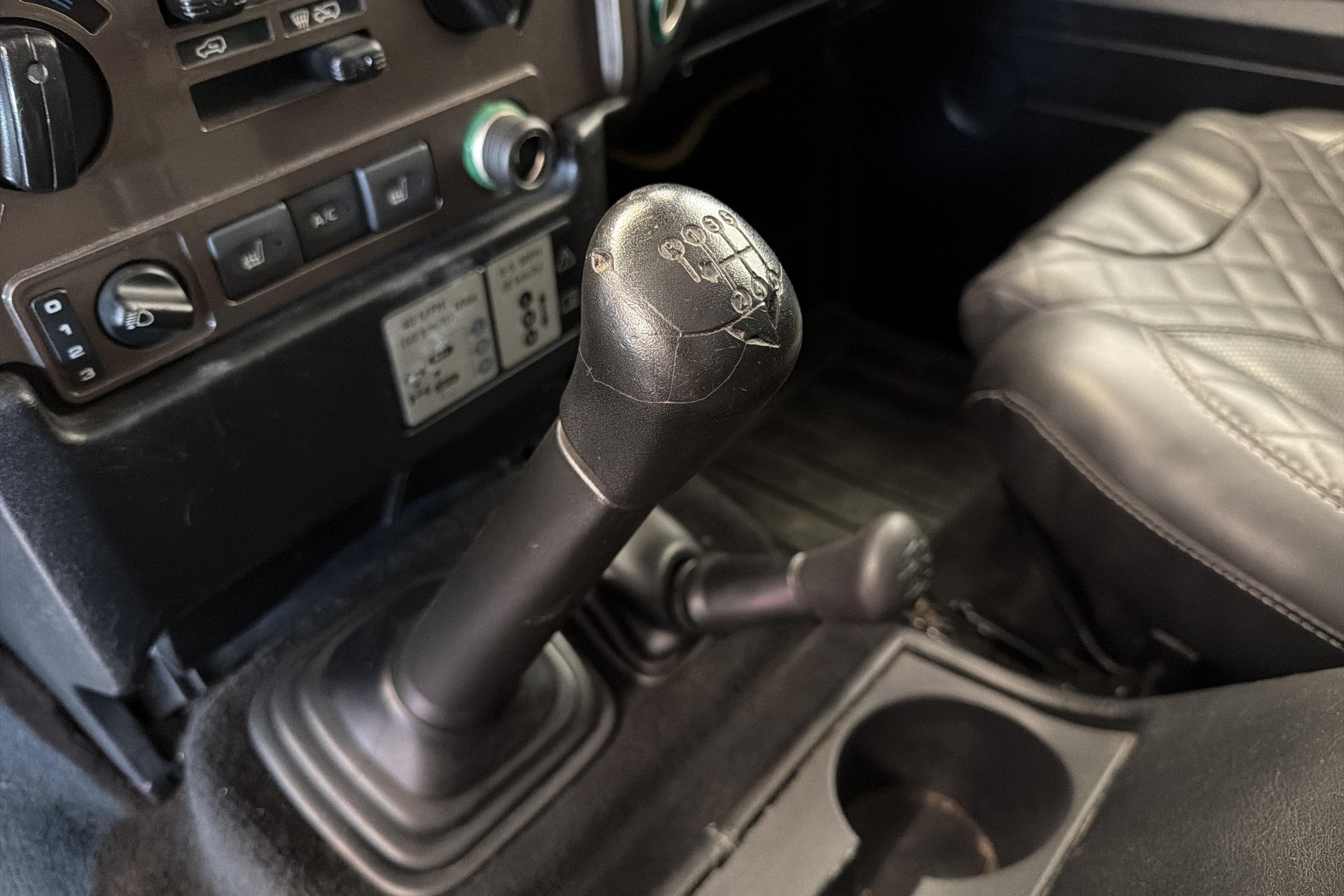 LAND ROVER Defender 110 2.4 Td4 Station Wagon-image-11