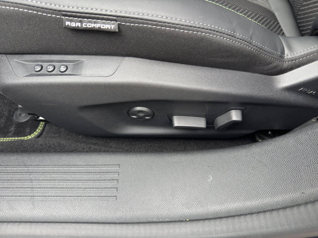 PEUGEOT 408 1.6 PHEV 180 GT-image-12