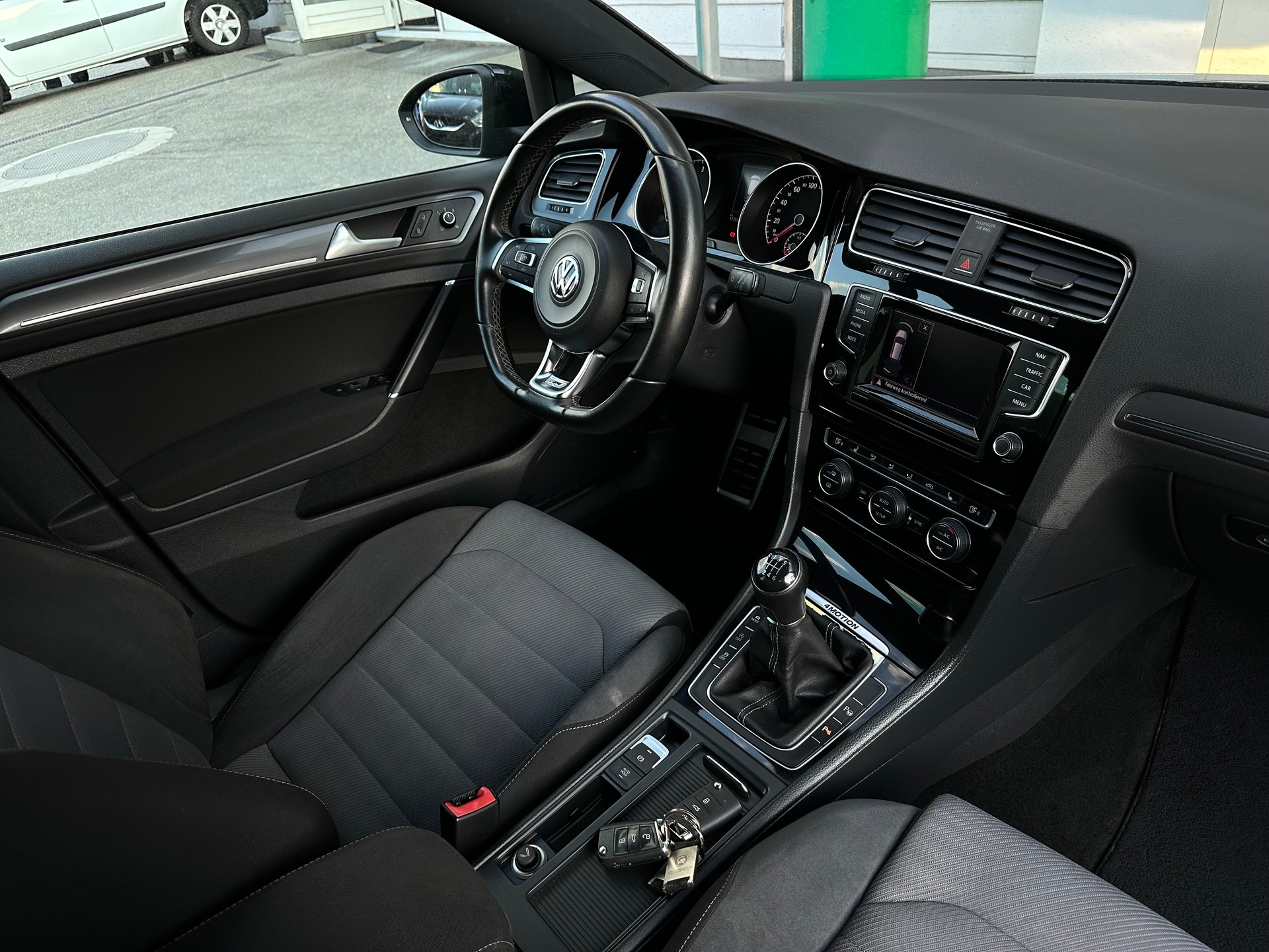 VW Golf 2.0 TDI Cup R-Line 4Motion-image-6