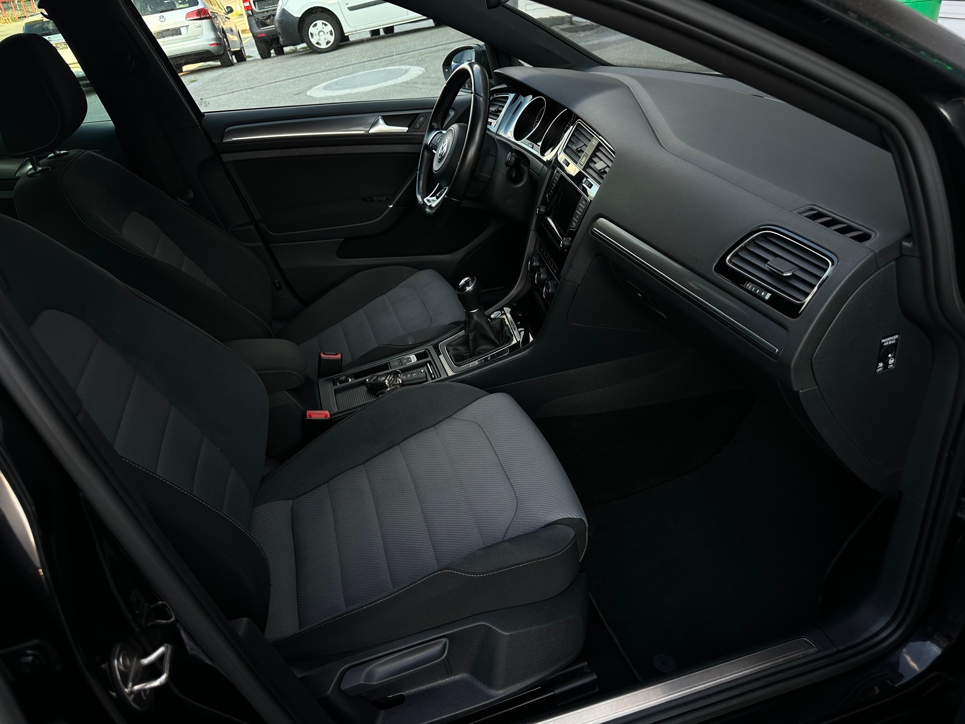 VW Golf 2.0 TDI Cup R-Line 4Motion-image-8