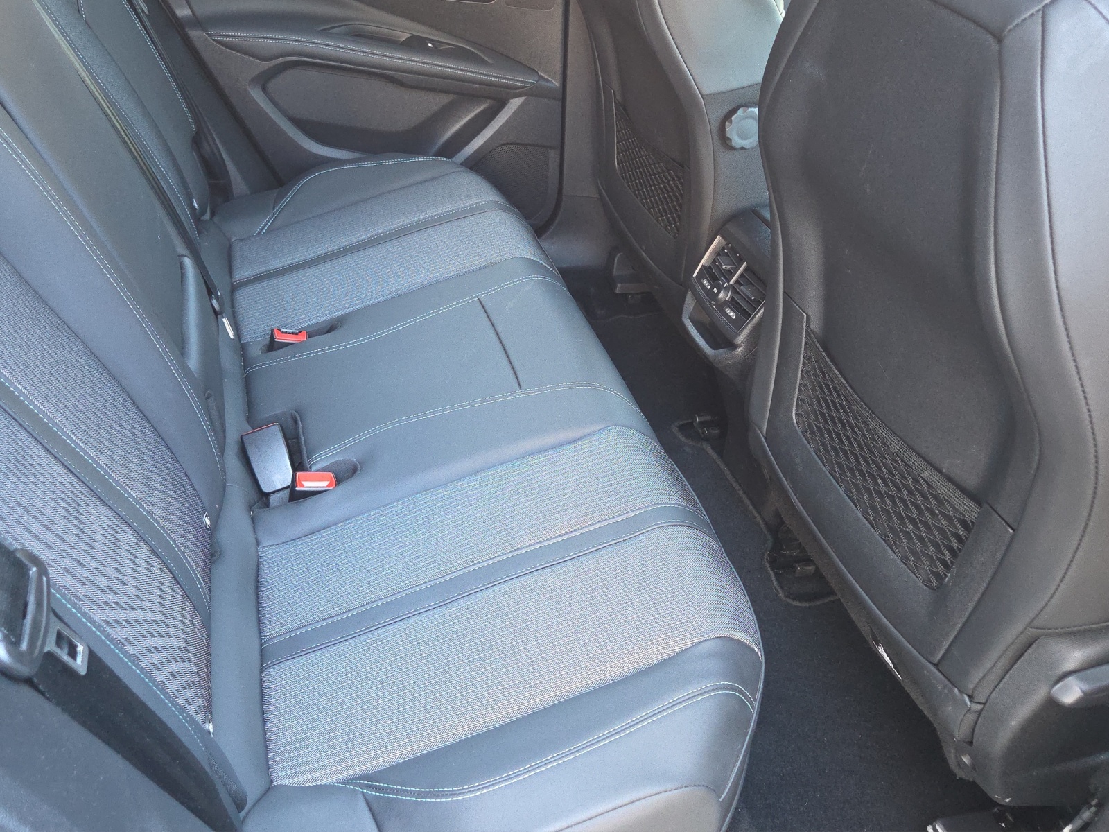 PEUGEOT 3008 300e Hybrid4 Allure Pack EAT8-image-9