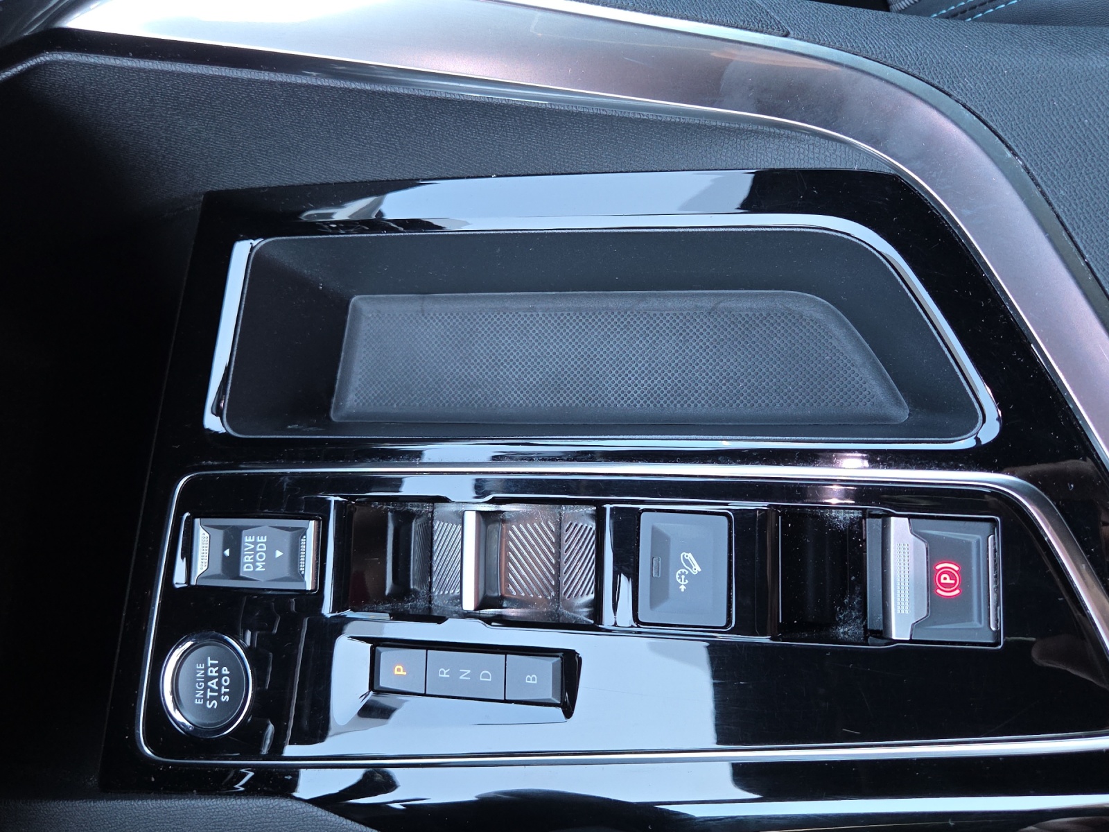PEUGEOT 3008 300e Hybrid4 Allure Pack EAT8-image-13