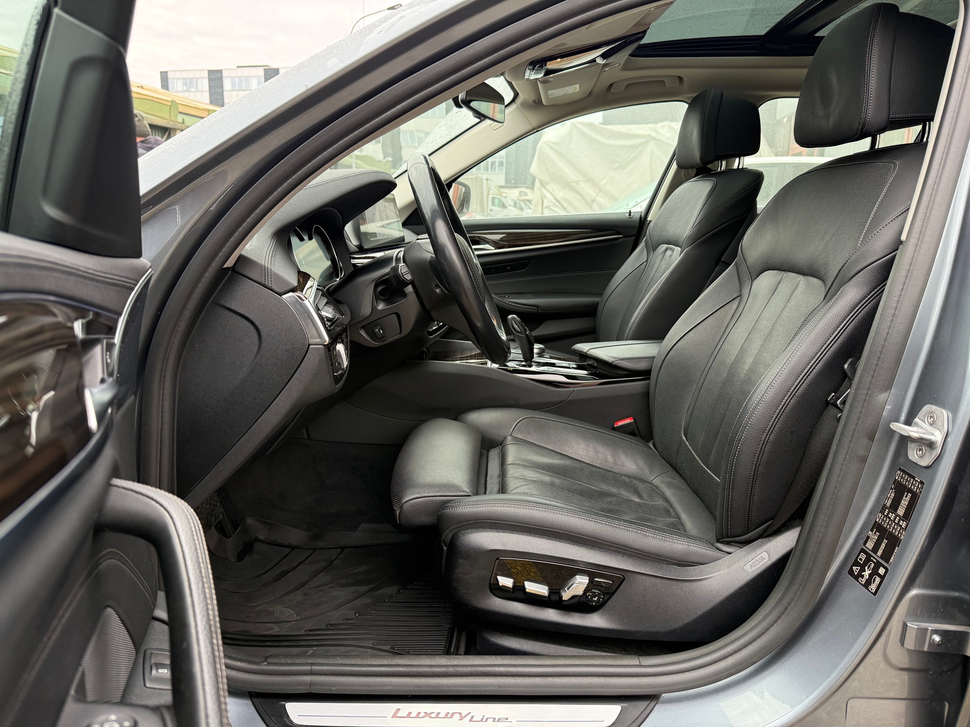 BMW 540i xDrive Touring Luxury Line Steptronic-image-11