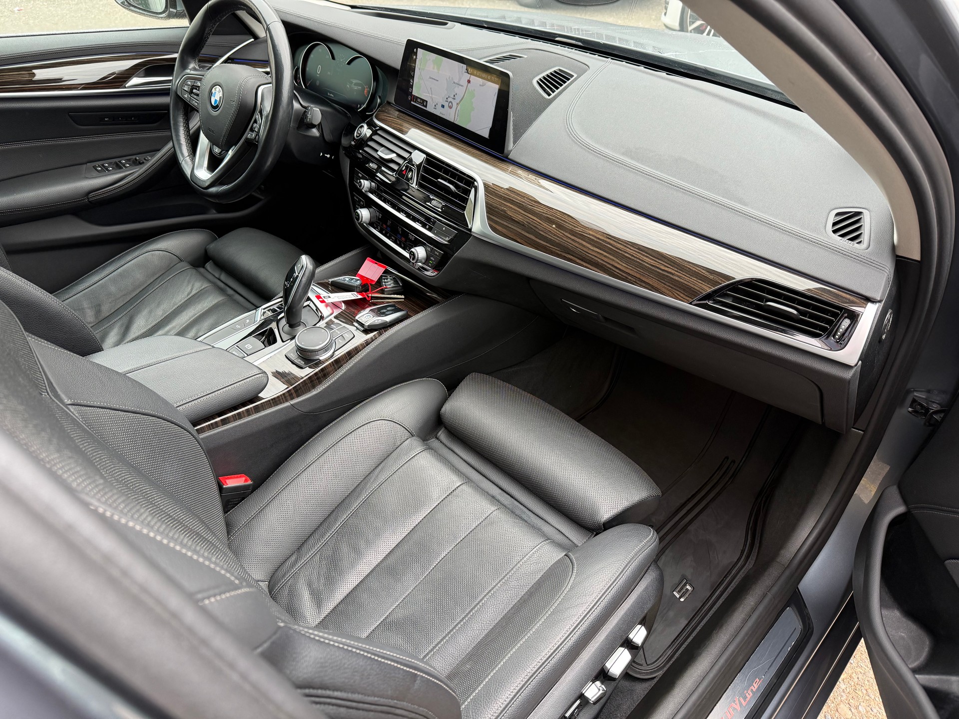 BMW 540i xDrive Touring Luxury Line Steptronic-image-13