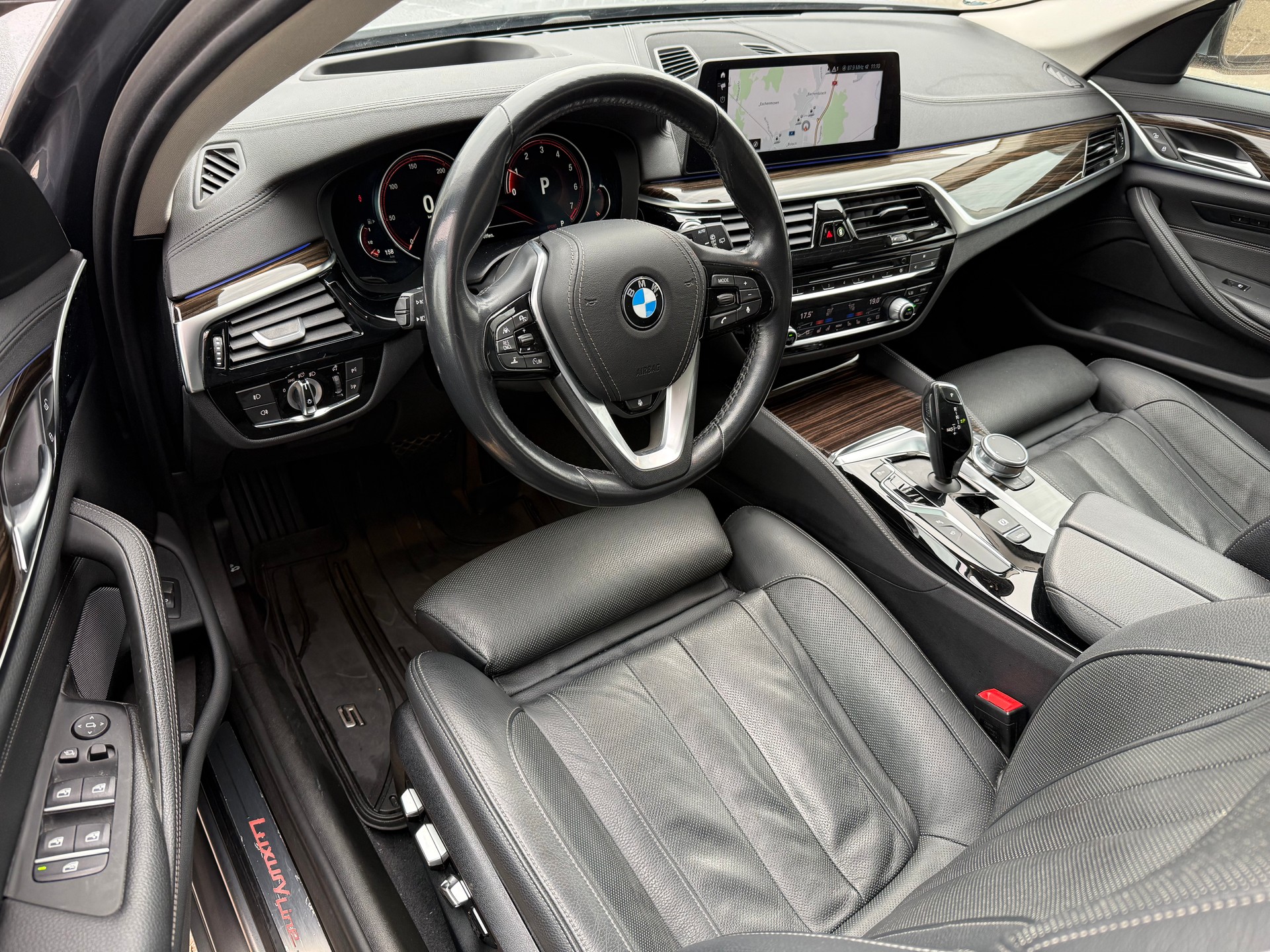 BMW 540i xDrive Touring Luxury Line Steptronic-image-10