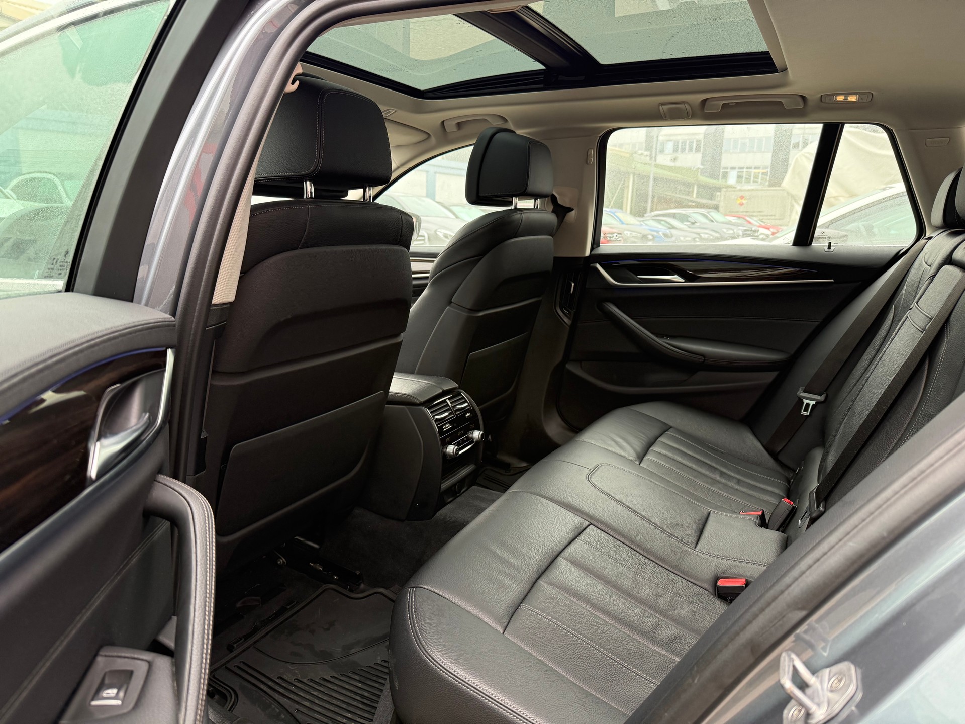 BMW 540i xDrive Touring Luxury Line Steptronic-image-12