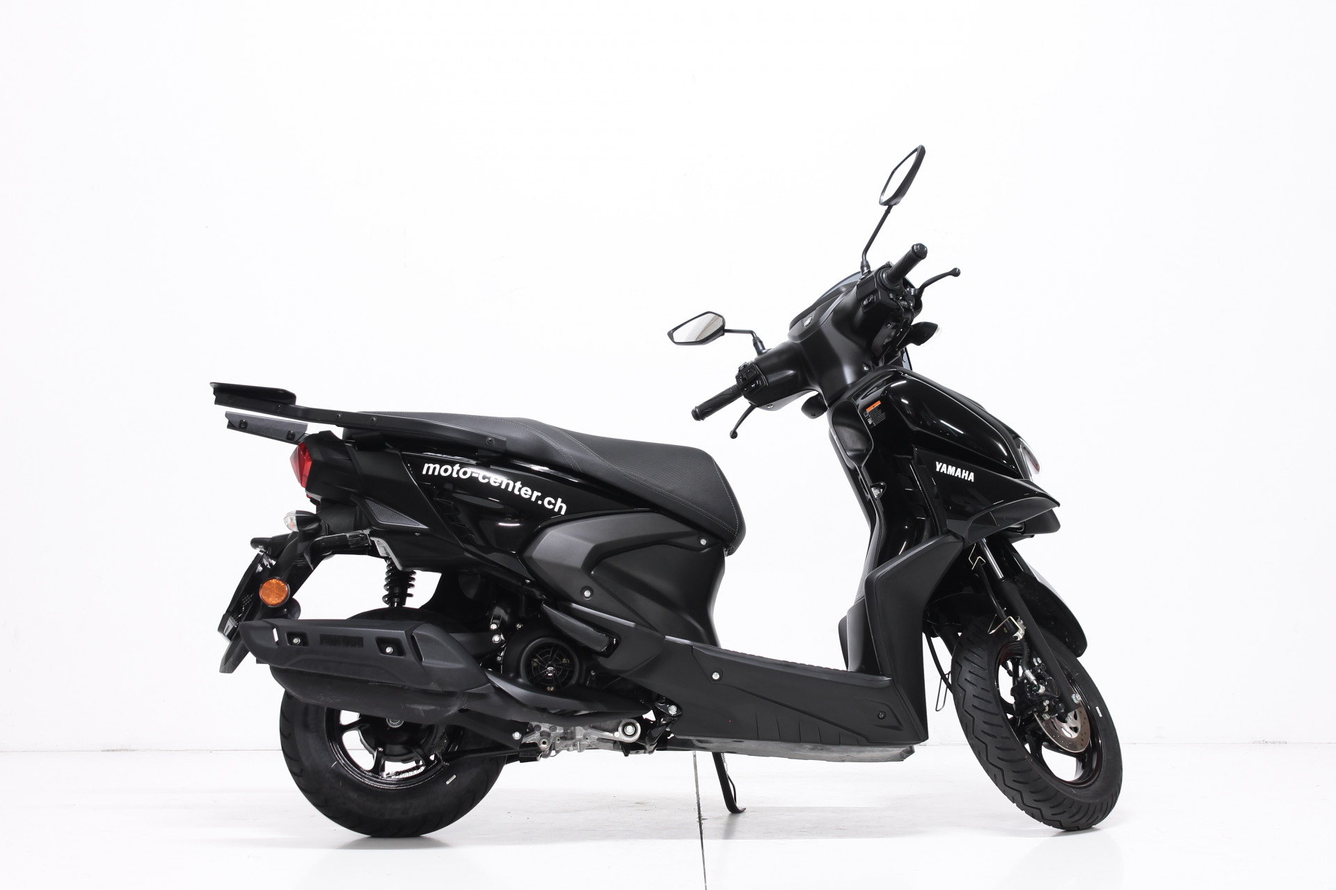 YAMAHA LCG 125 RayZR-showroom-element-1
