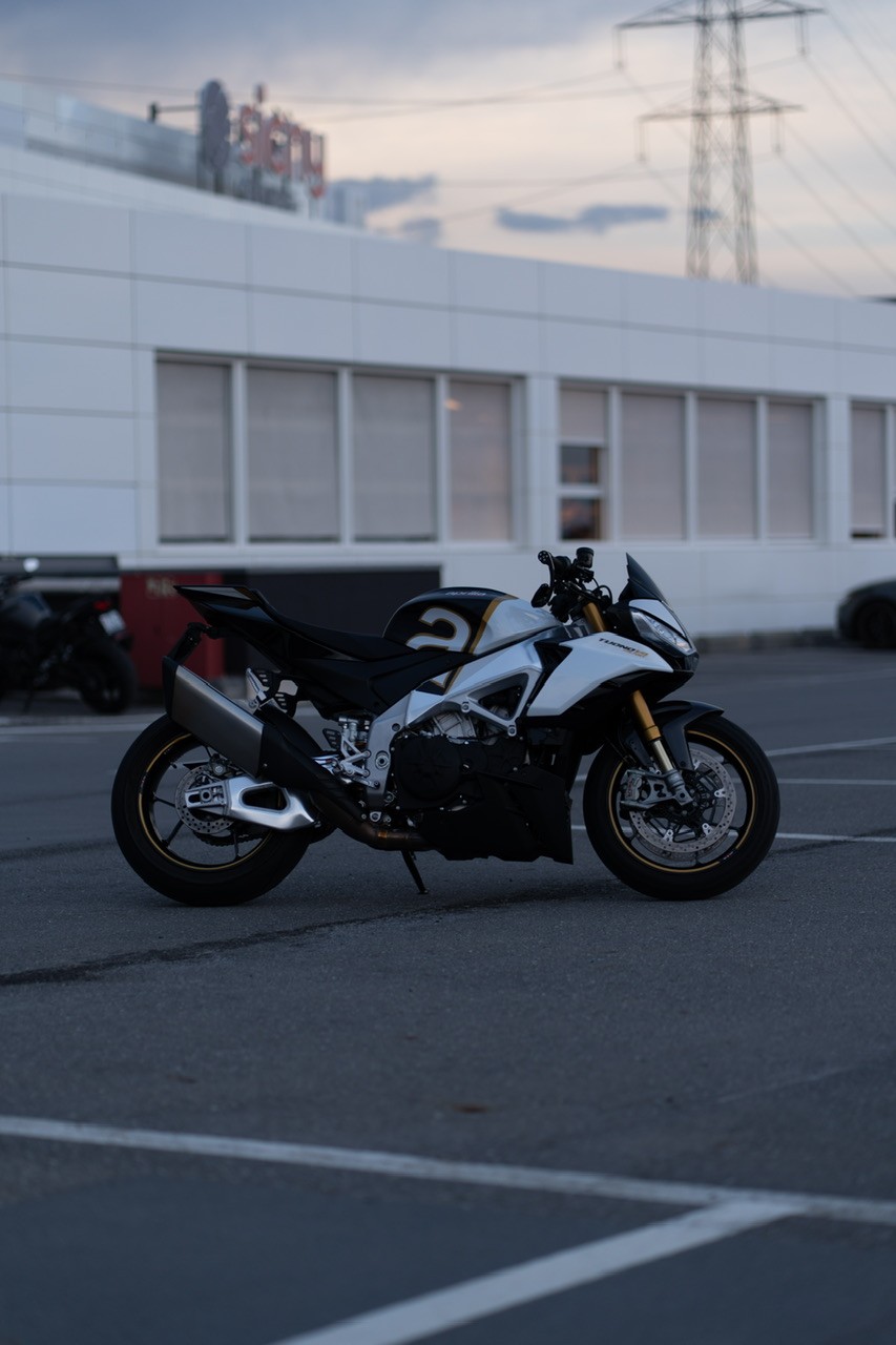 APRILIA Tuono V4 1100 Factory-image-1