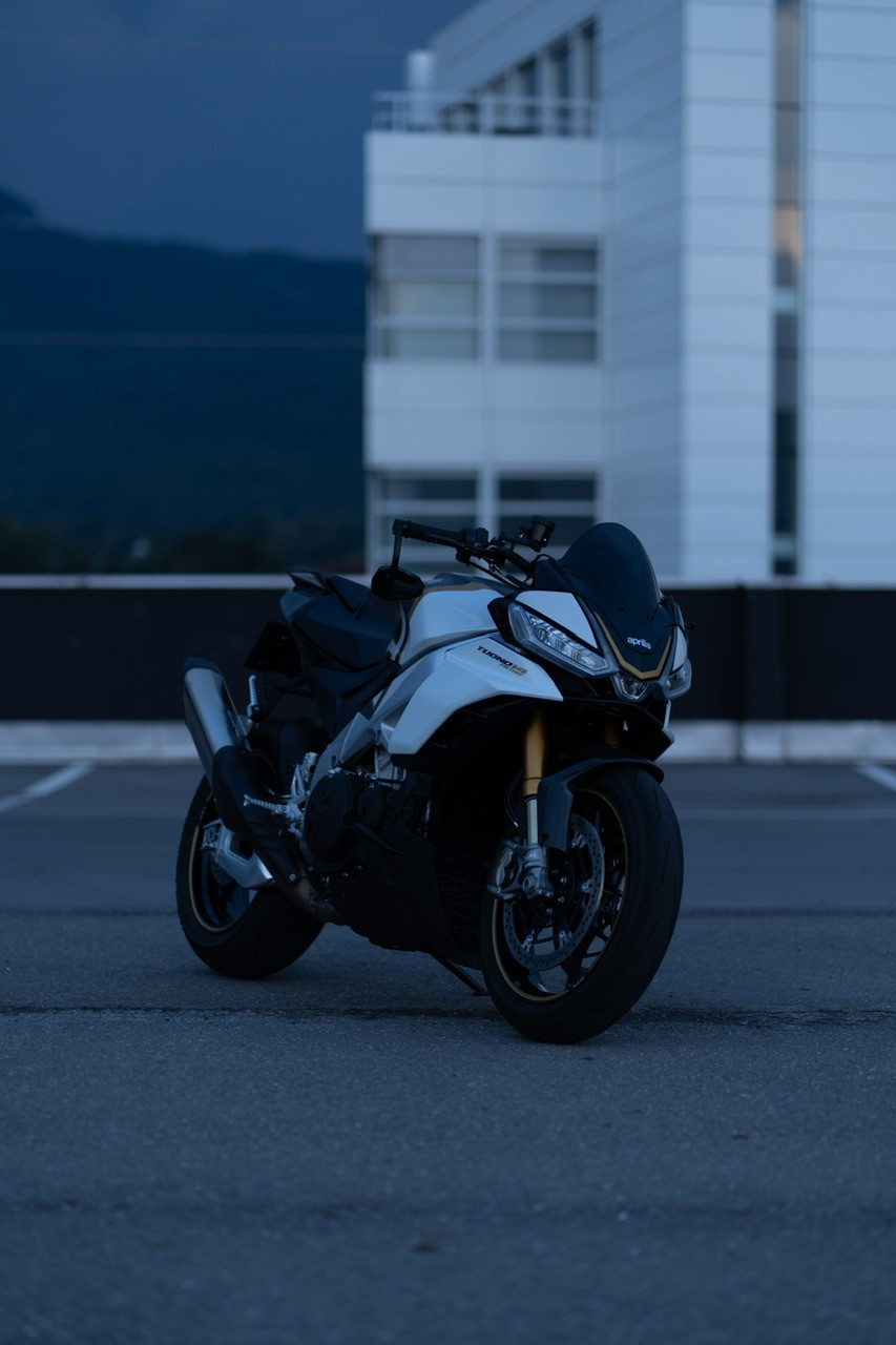 APRILIA Tuono V4 1100 Factory-image-0