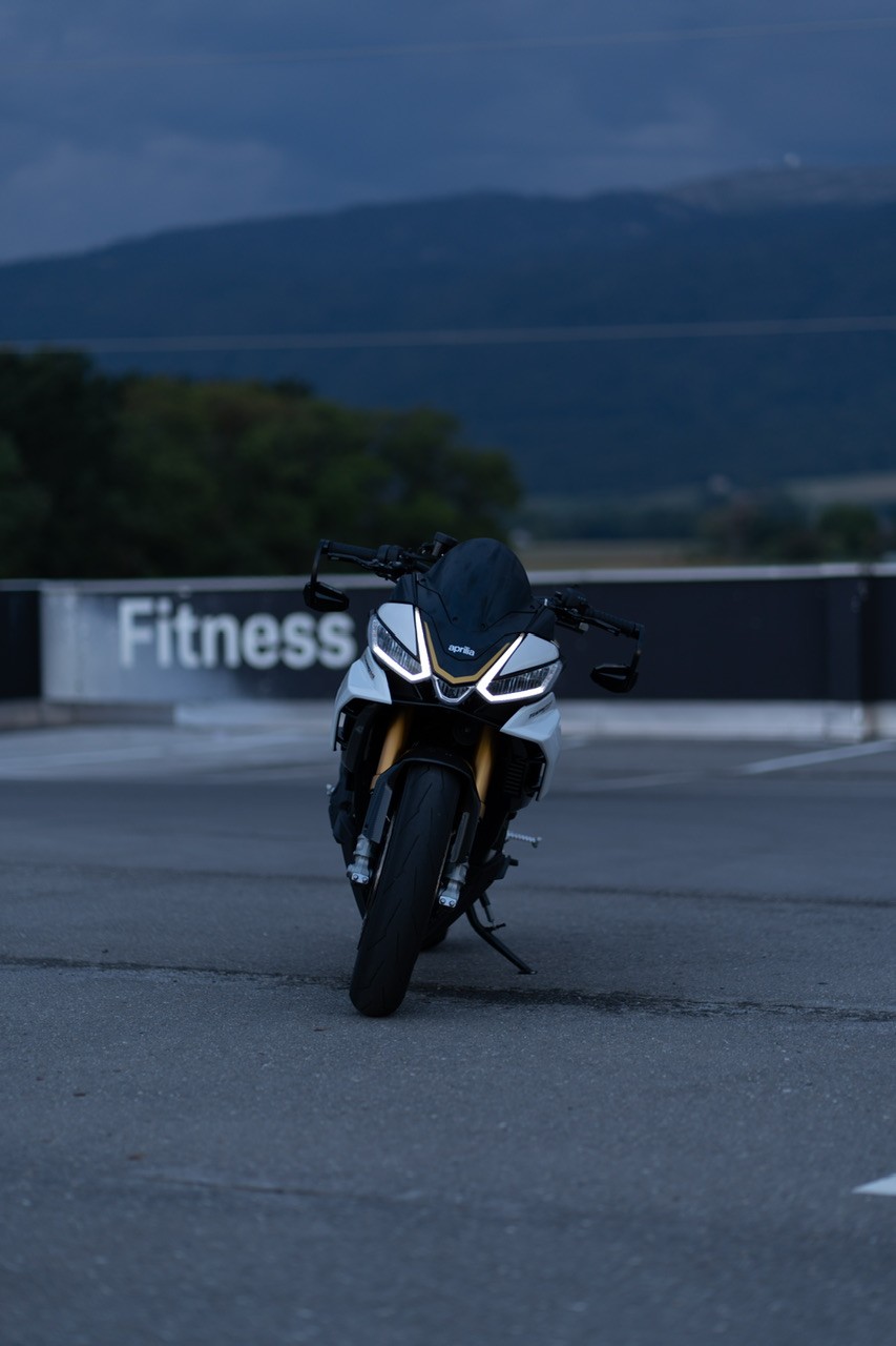APRILIA Tuono V4 1100 Factory-image-4
