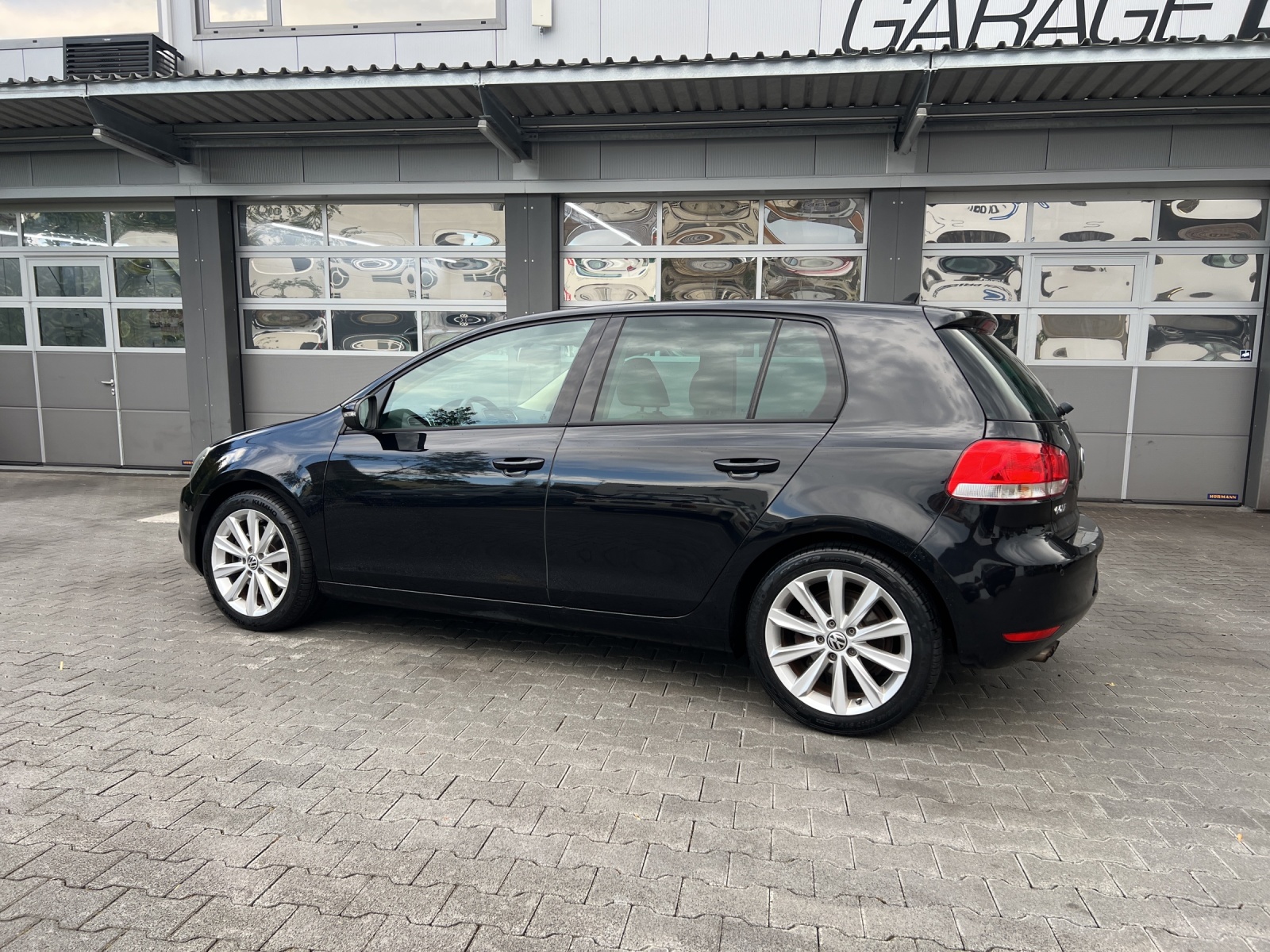 VW Golf 2.0 TDI Team 4Motion-showroom-element-2