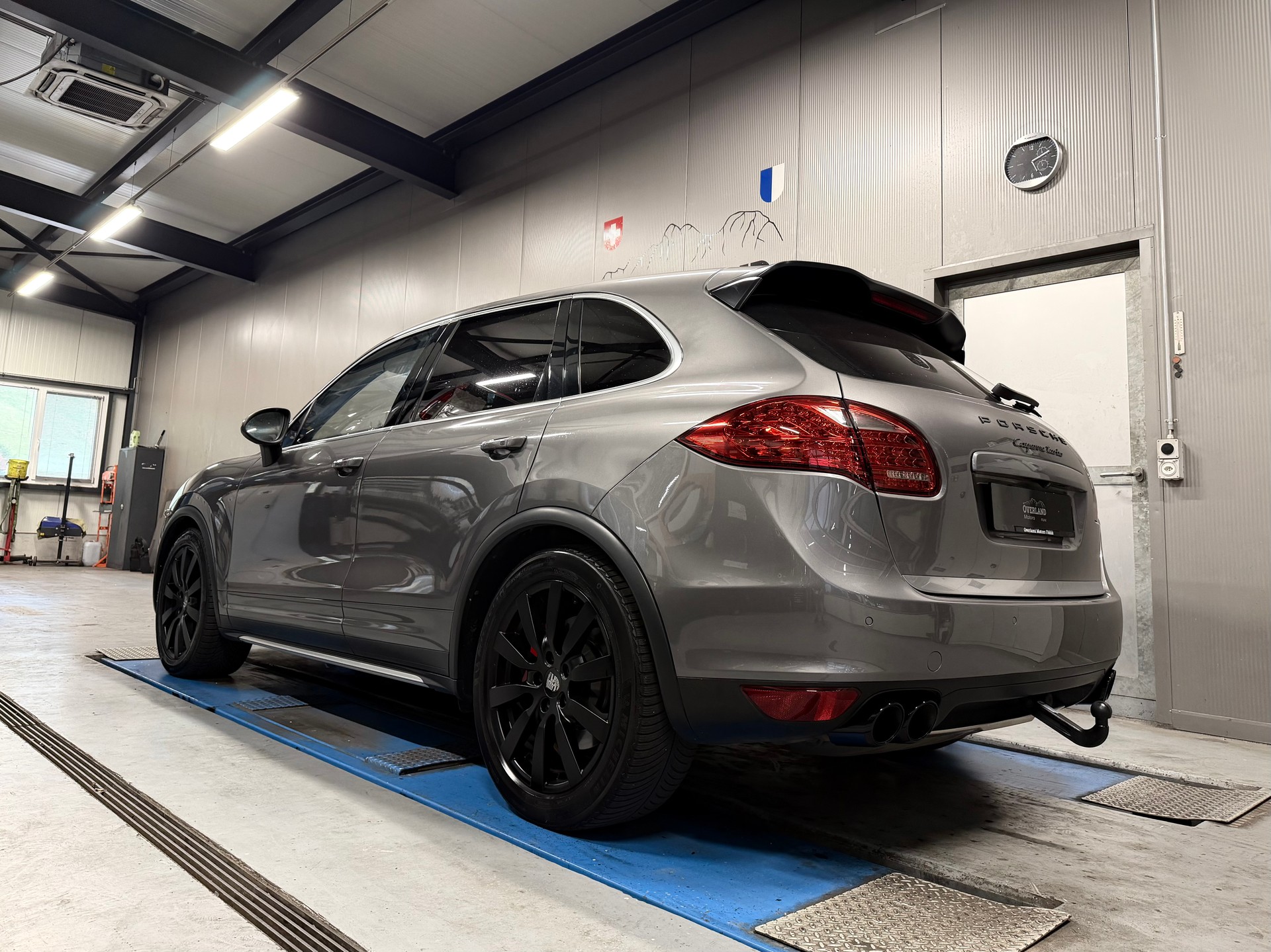 PORSCHE Cayenne Turbo-showroom-element-2