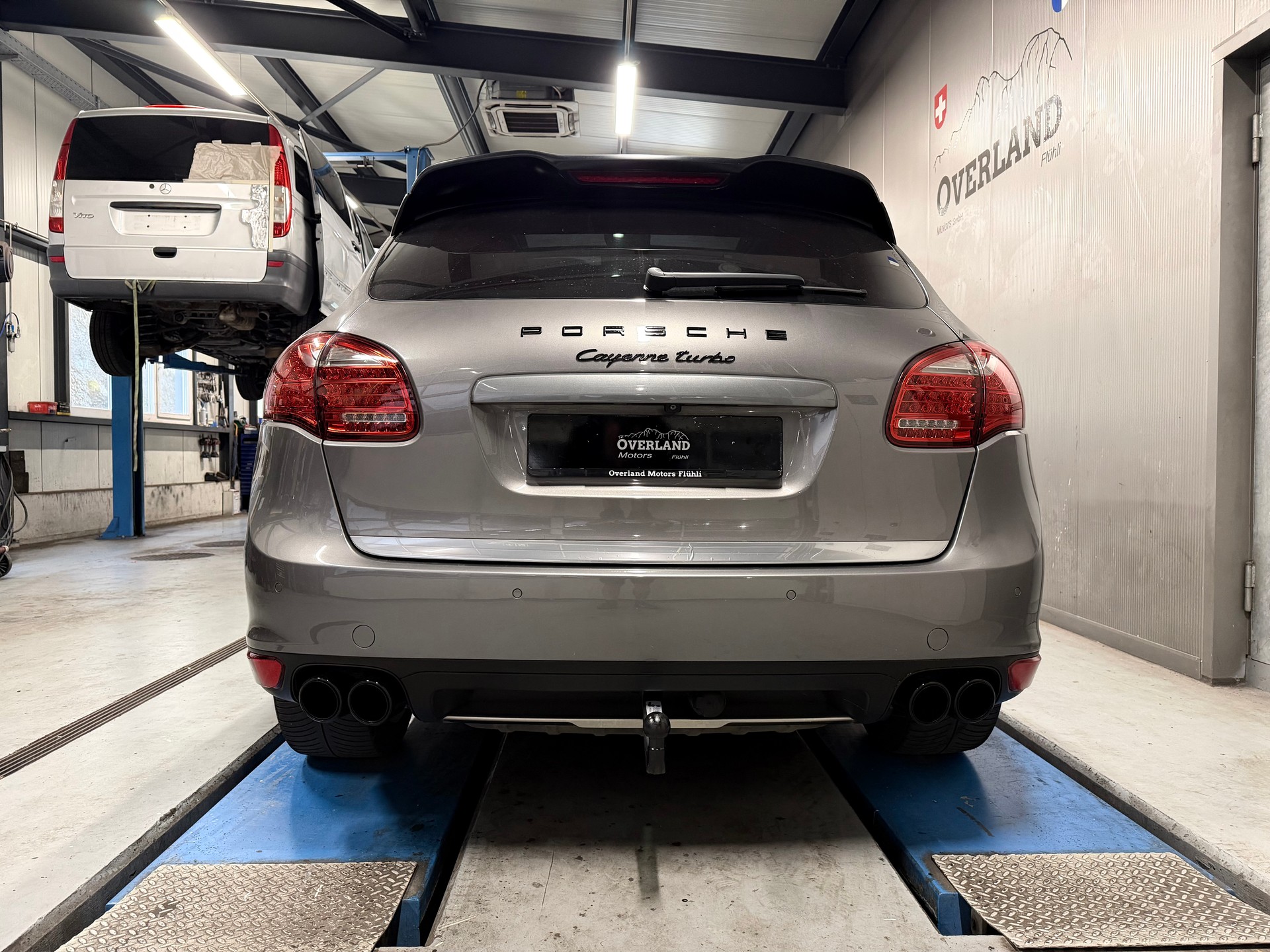 PORSCHE Cayenne Turbo-showroom-element-3