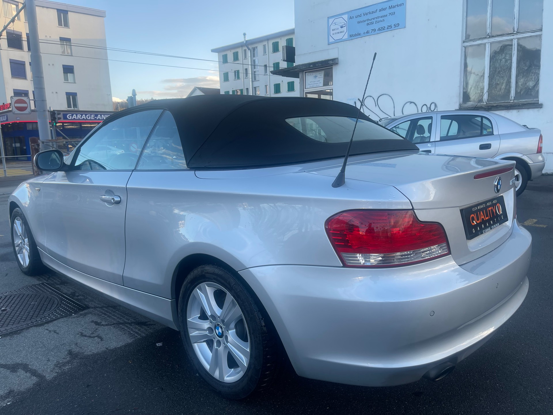 BMW 120i Cabrio-image-9