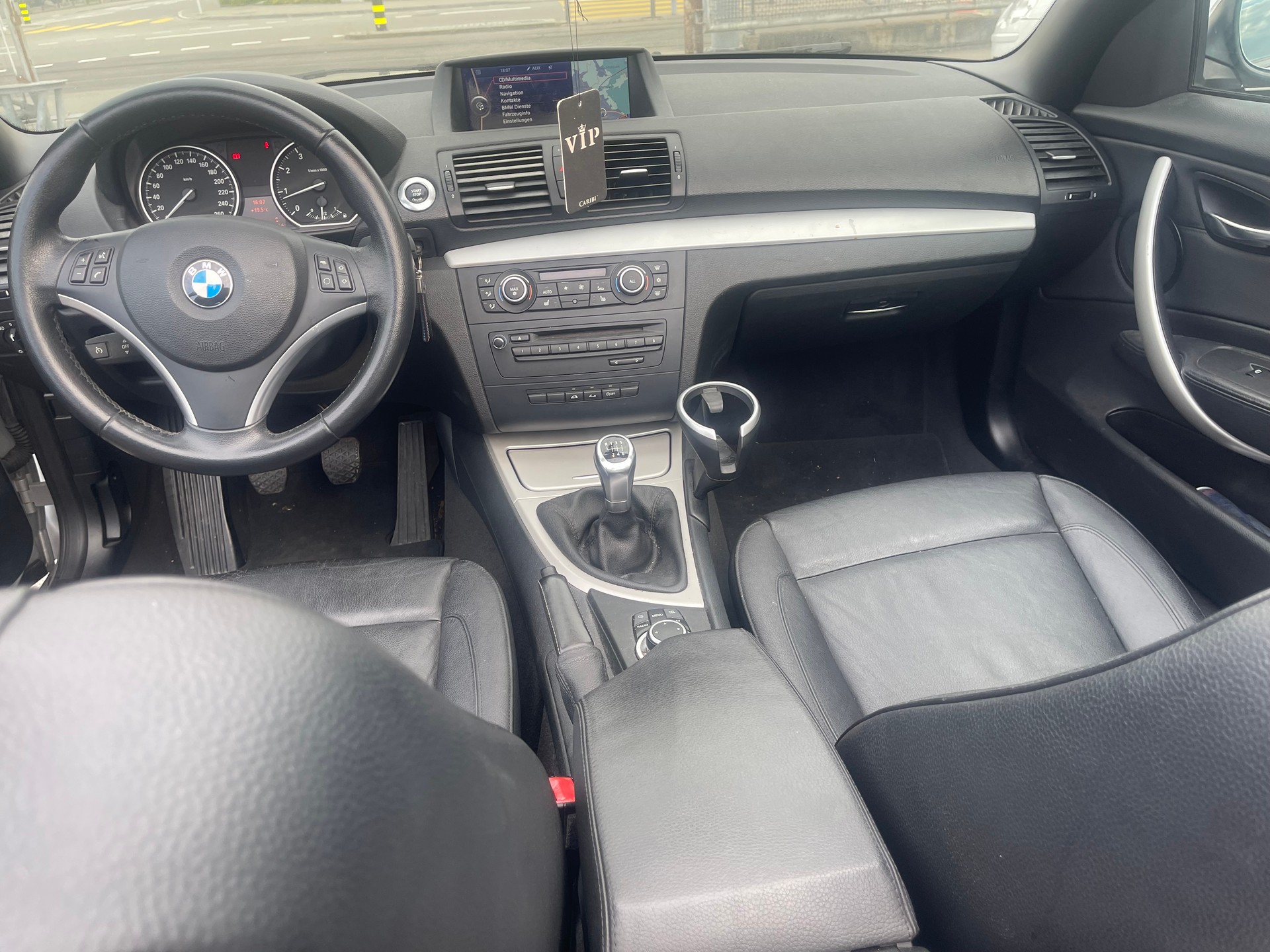 BMW 120i Cabrio-image-7