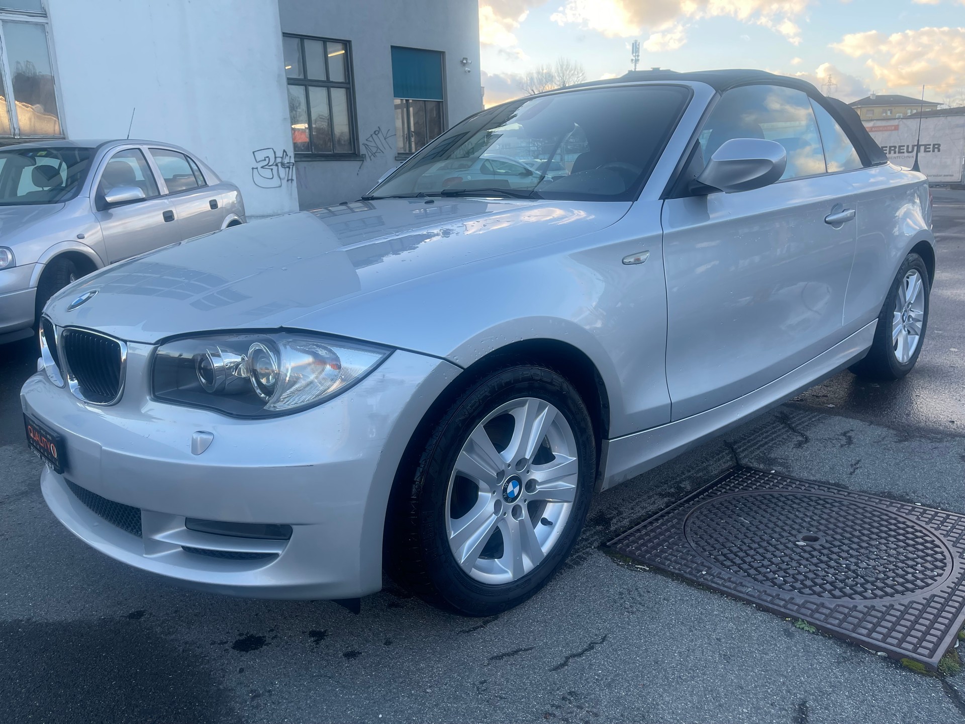 BMW 120i Cabrio-image-11