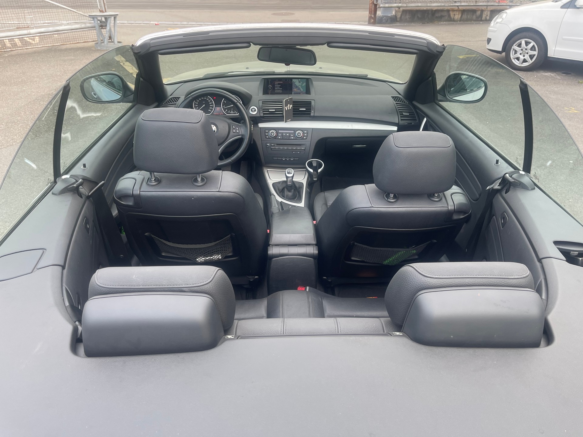 BMW 120i Cabrio-image-5