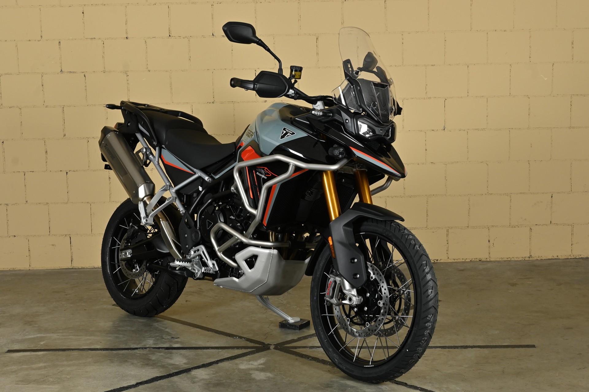 TRIUMPH 900 Rally Pro Desert Edition-image-1