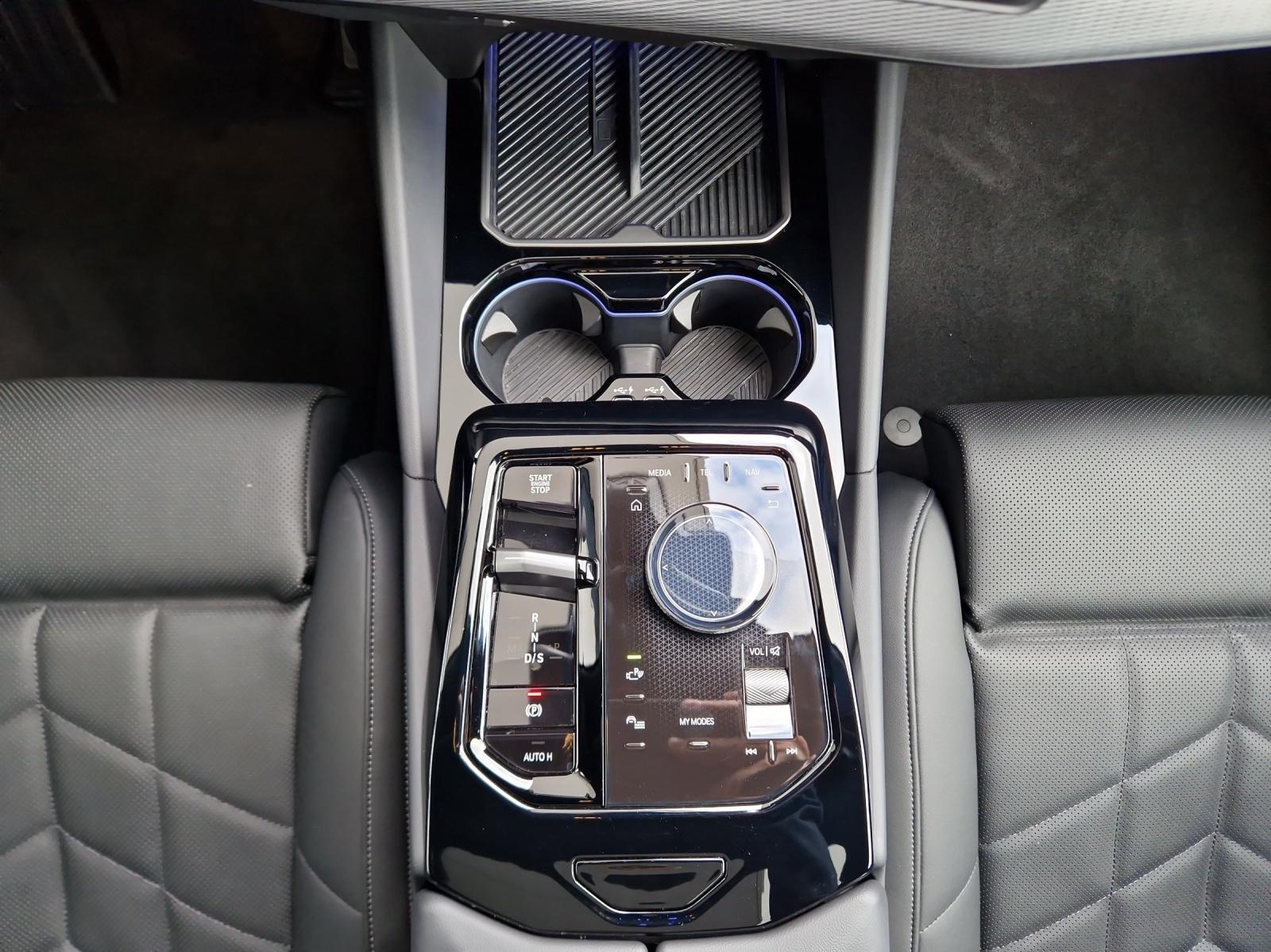 BMW 550e xDrive Limousine M Sport-showroom-element-2