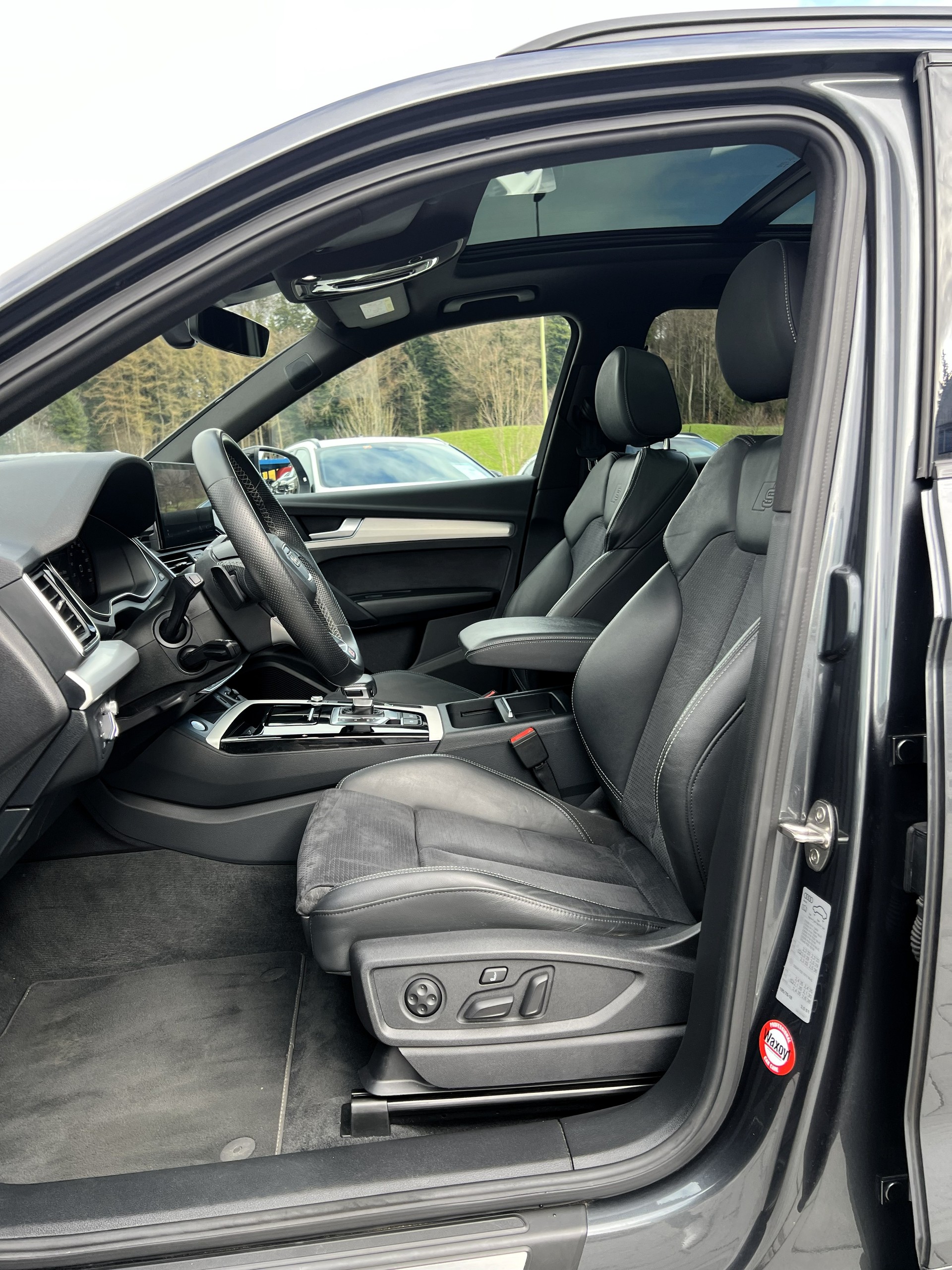 AUDI Q5 40 TDI Black Edition quattro S-tronic-image-19