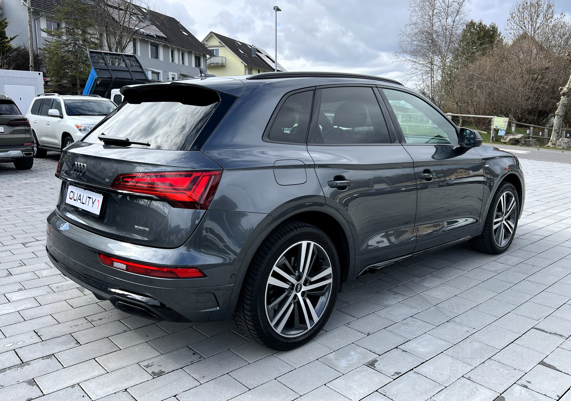 AUDI Q5 40 TDI Black Edition quattro S-tronic-image-4
