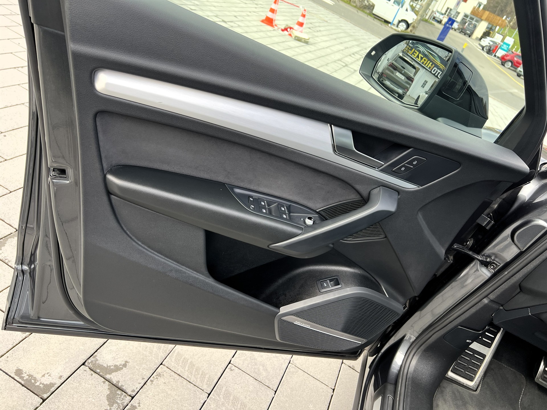 AUDI Q5 40 TDI Black Edition quattro S-tronic-image-17