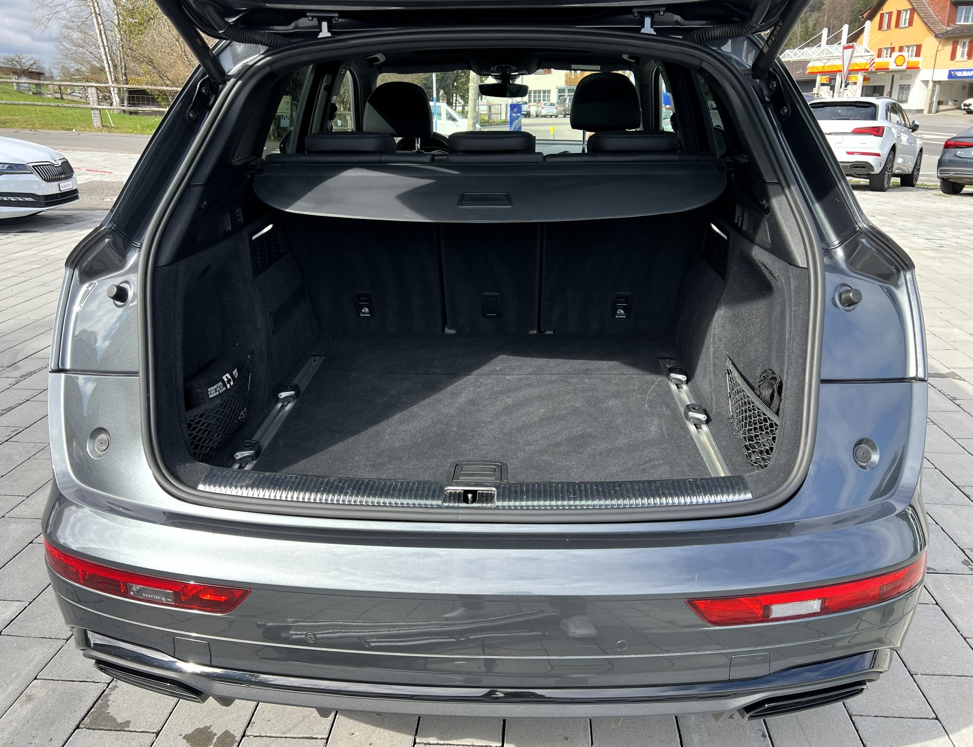 AUDI Q5 40 TDI Black Edition quattro S-tronic-image-12