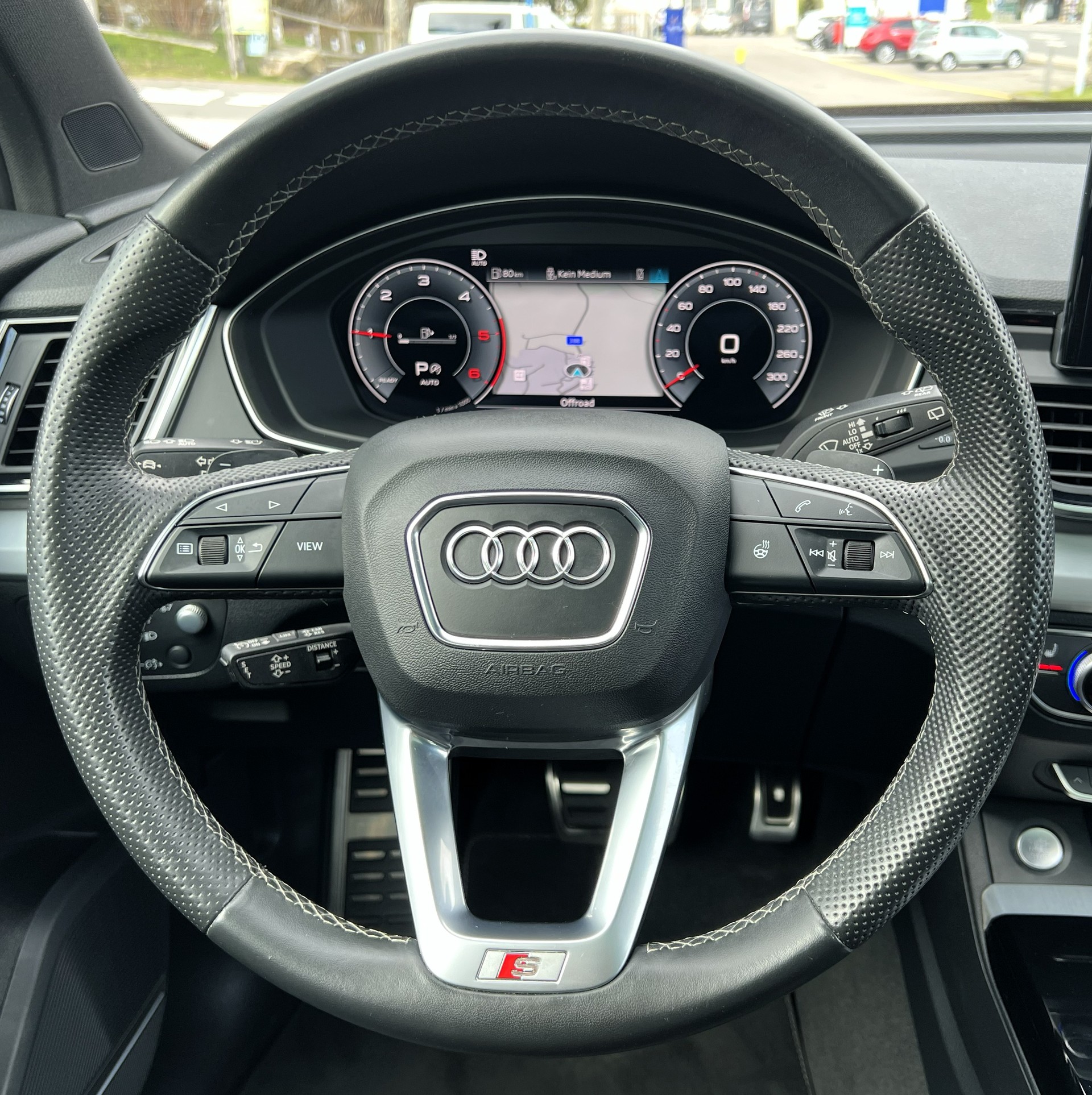 AUDI Q5 40 TDI Black Edition quattro S-tronic-image-24