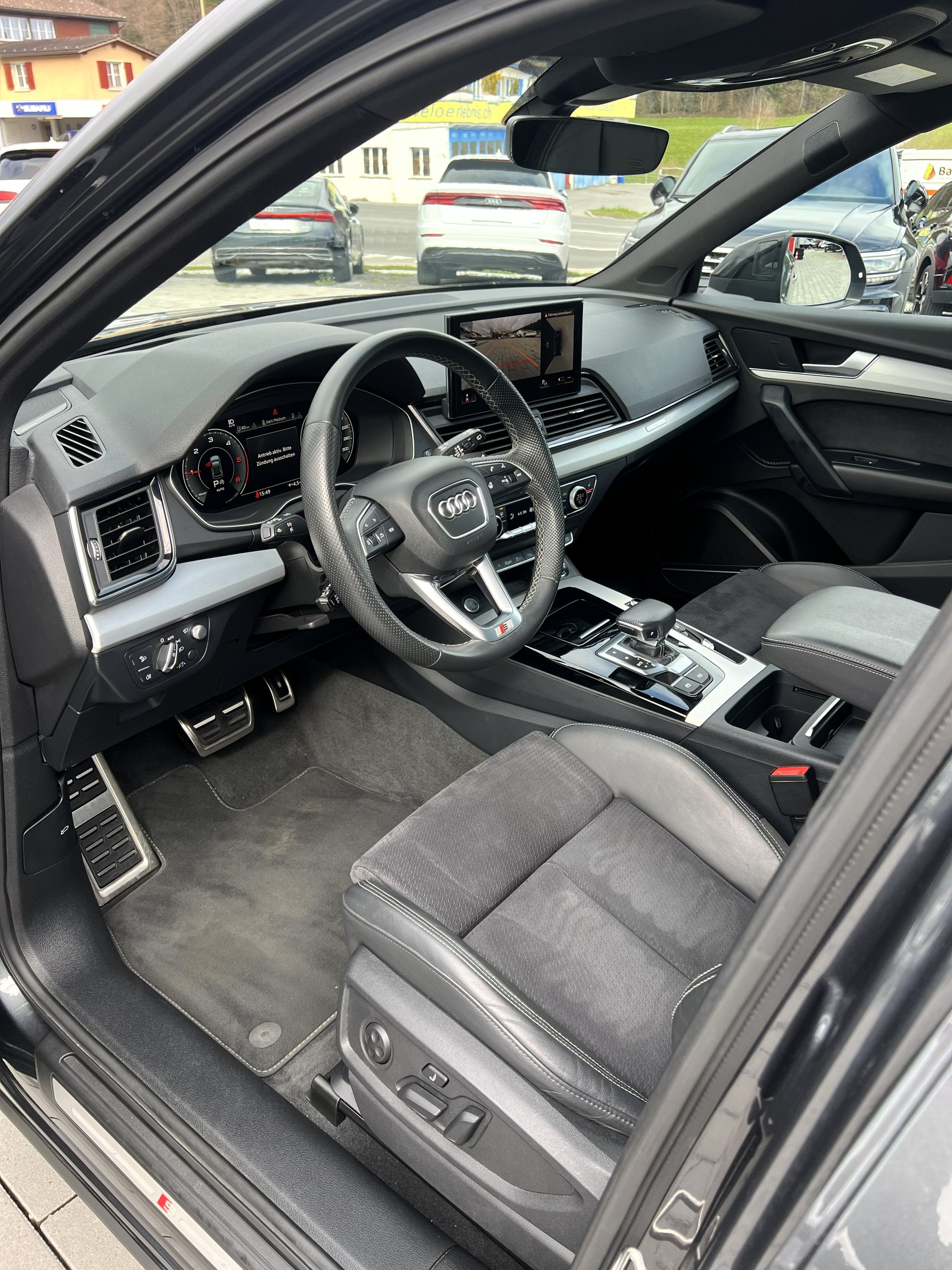 AUDI Q5 40 TDI Black Edition quattro S-tronic-image-16
